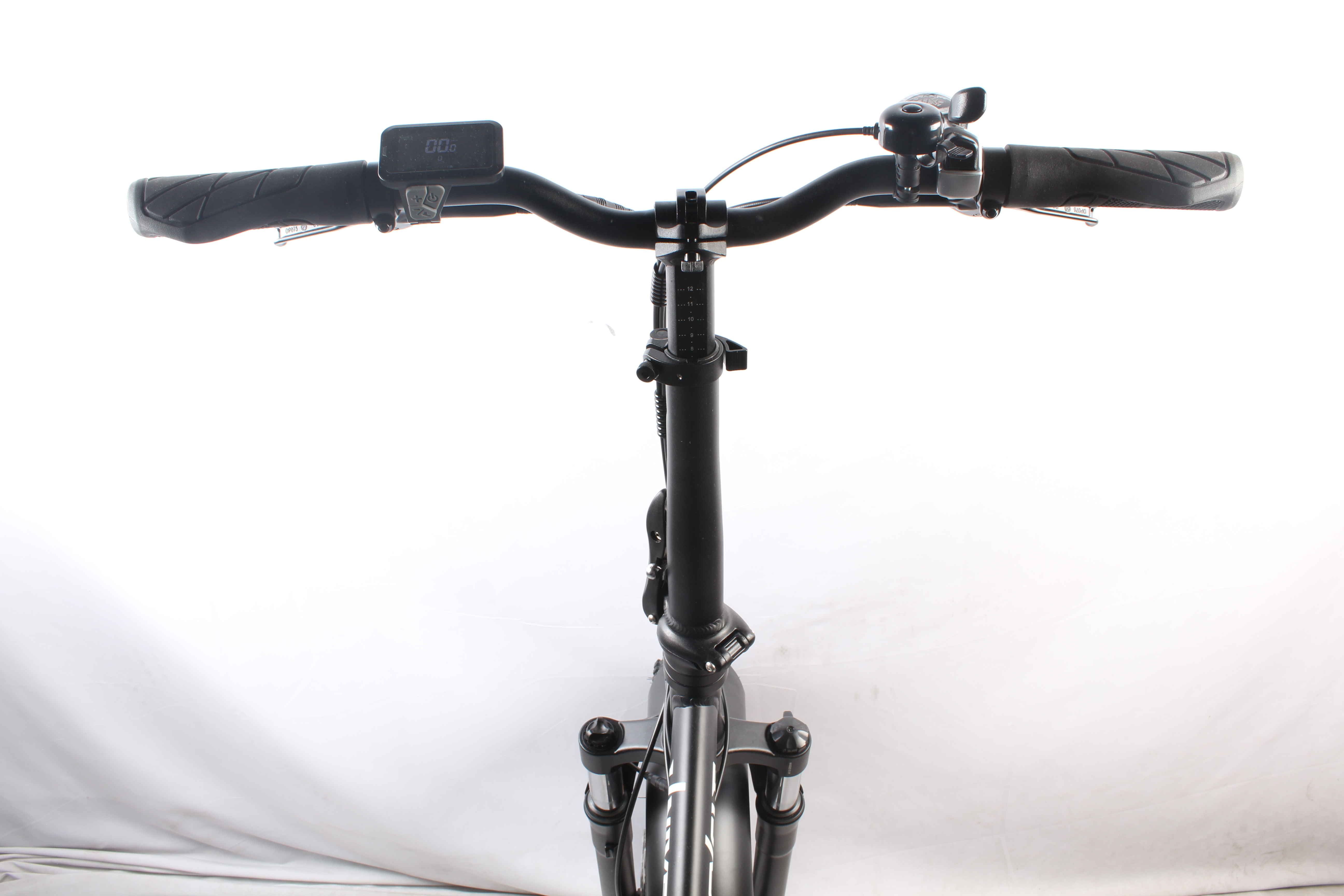 Manubrio nero di bicicletta, display con '00.0', su bianco. Include impugnature, campanello e comandi.