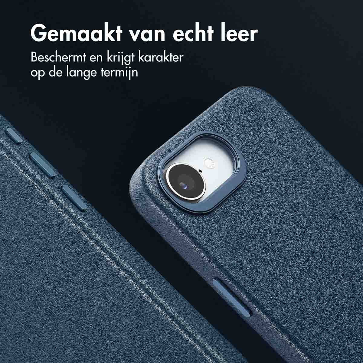 Close-up van een blauwe telefoonhoes met een cameragat. Tekst luidt 'Gemaakt van echt leer'. De hoes lijkt een telefoon te beschermen.
