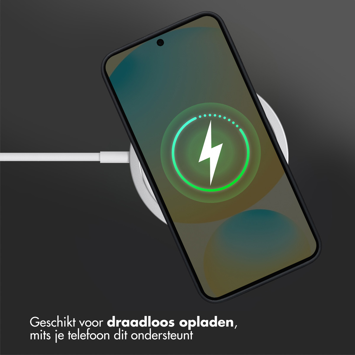 Een smartphone met een oplaadsymbool ligt op een draadloze oplader. Een witte kabel is aangesloten. De achtergrond is donkergrijs.
