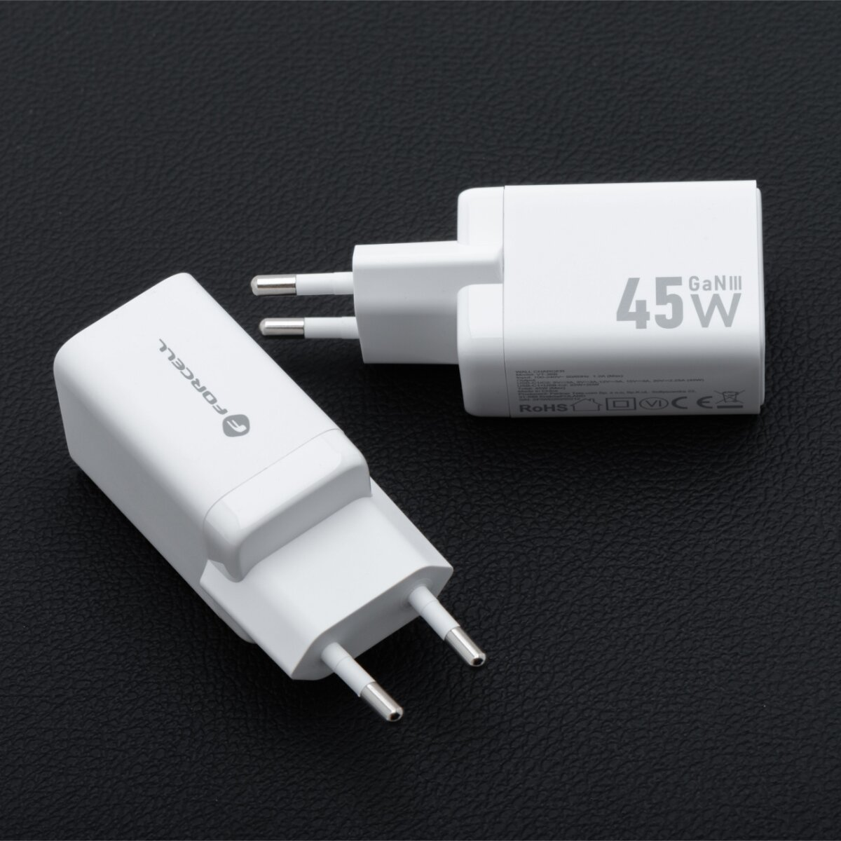 Deux chargeurs GaN III blancs sur une surface noire. L'un est incliné, montrant la marque 'Forcell'. L'autre affiche '45W'.