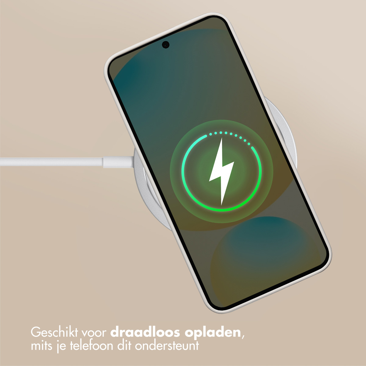 Een telefoon die draadloos oplaadt. Het scherm toont een bliksemschicht. De telefoon ligt op een oplaadpad. Tekst: 'Geschikt voor draadloos opladen'.