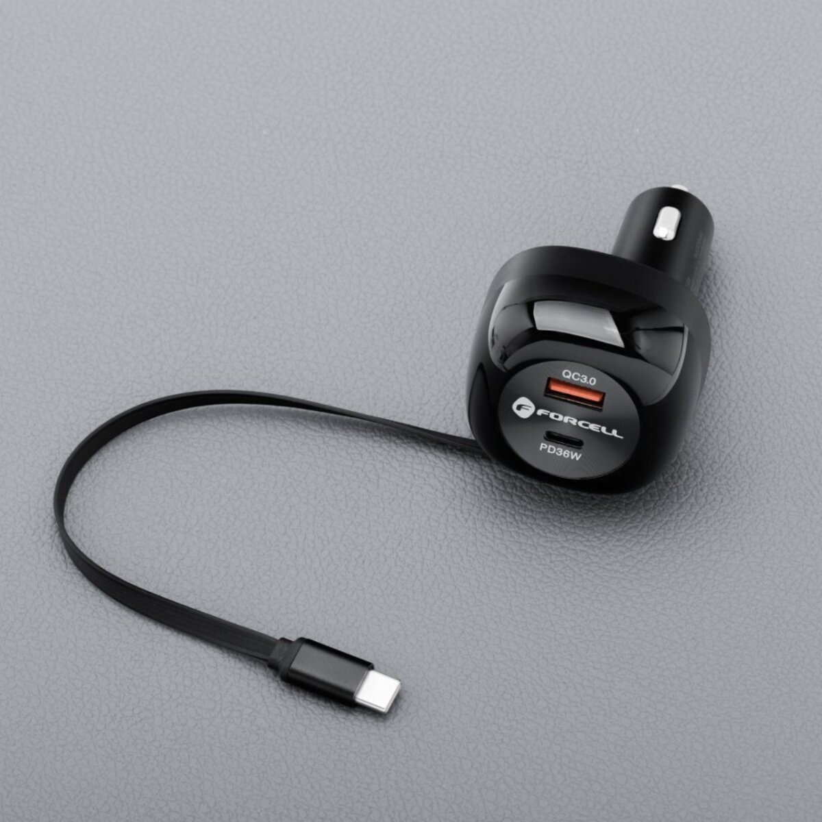 Un chargeur de voiture noir avec un câble USB-C. Le chargeur a deux ports étiquetés QC3.0 et PD36W. Le fond est gris.