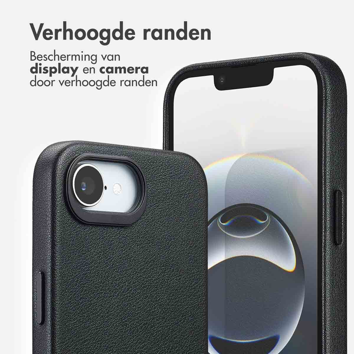 Close-up van zwarte telefoonhoesjes die een smartphone beschermen. Nederlandse tekst: 'Verhoogde randen beschermen display en camera'.