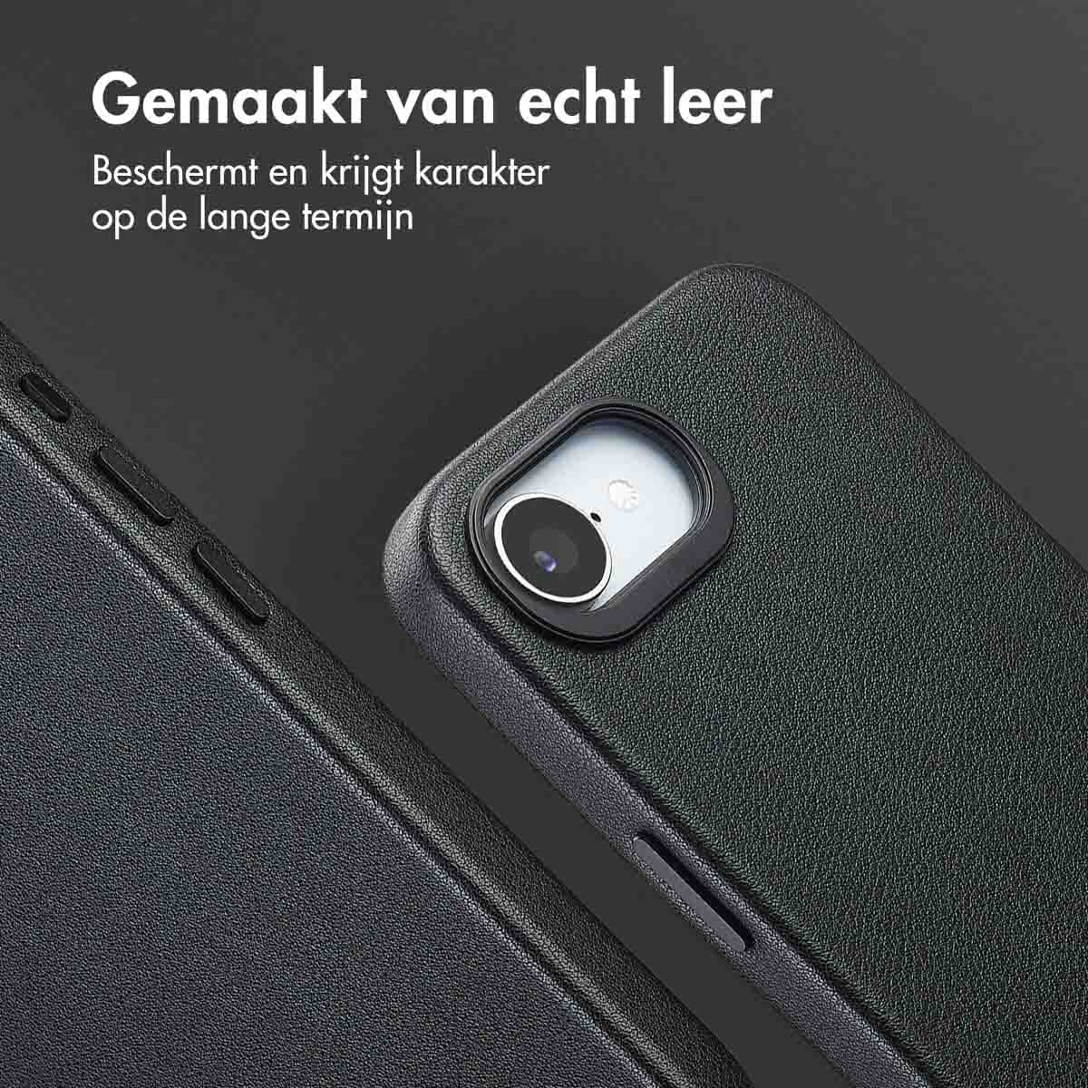 Close-up van een zwarte telefoonhoes van leer. De tekst bovenaan zegt 'Gemaakt van echt leer'.