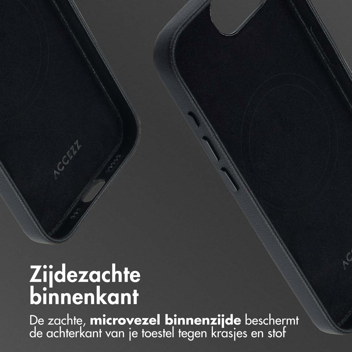 Close-up van twee zwarte telefoonhoesjes. De hoesjes tonen de binnenkant met een zachte voering en de merknaam. De achtergrond is donker.