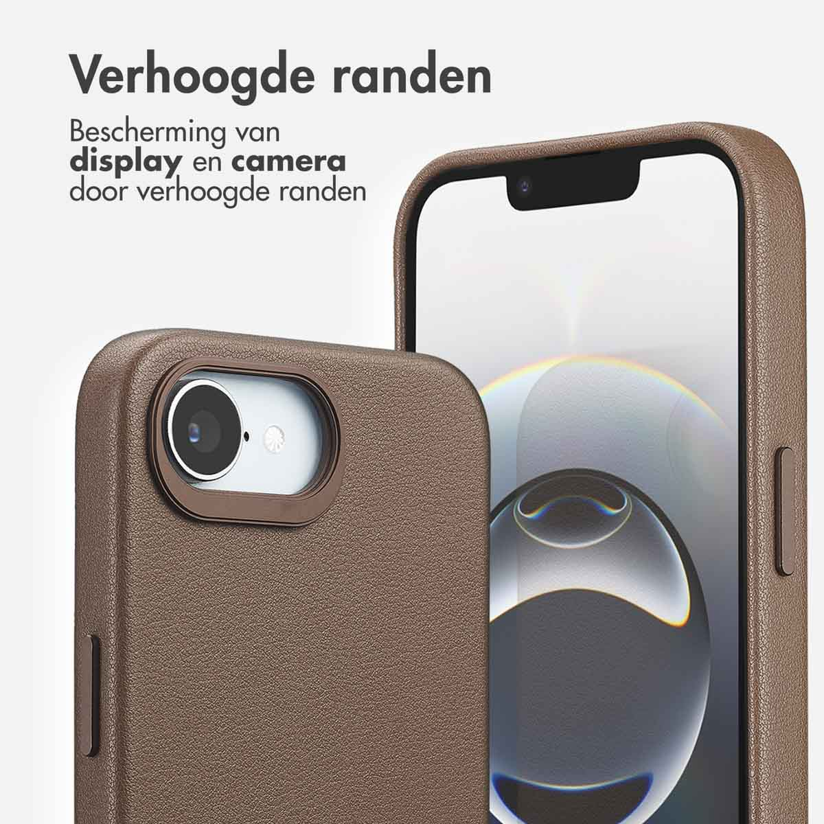 Twee bruine telefoonhoesjes beschermen telefoons. De tekst luidt 'Verhoogde randen'. De hoesjes hebben verhoogde randen.