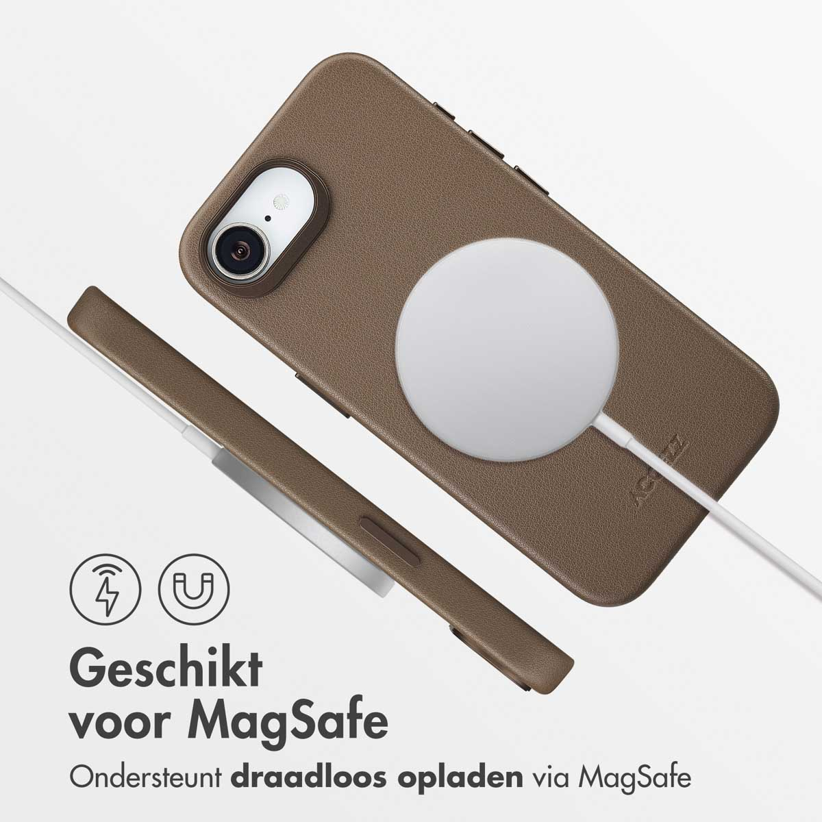 Een bruine telefoonhoes met een witte MagSafe-oplader. Een witte kabel verbindt de oplader met een bruine standaard. Tekst geeft MagSafe-ondersteuning aan.