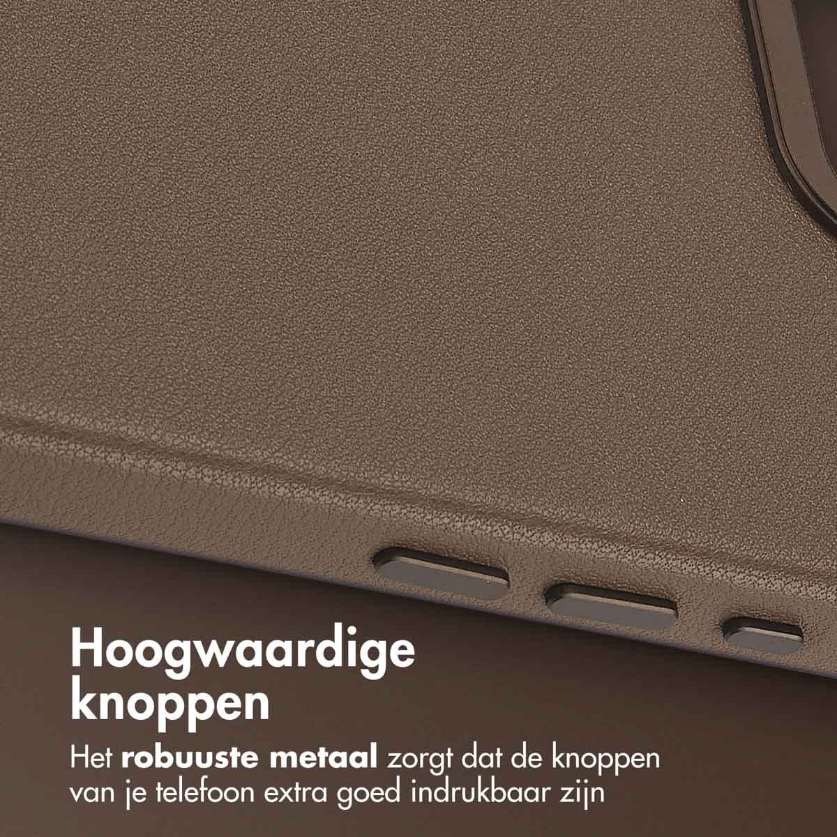 Close-up van een bruine telefoonhoes met vier donkere knoppen. De hoes heeft een getextureerd oppervlak en de knoppen zijn duidelijk zichtbaar.