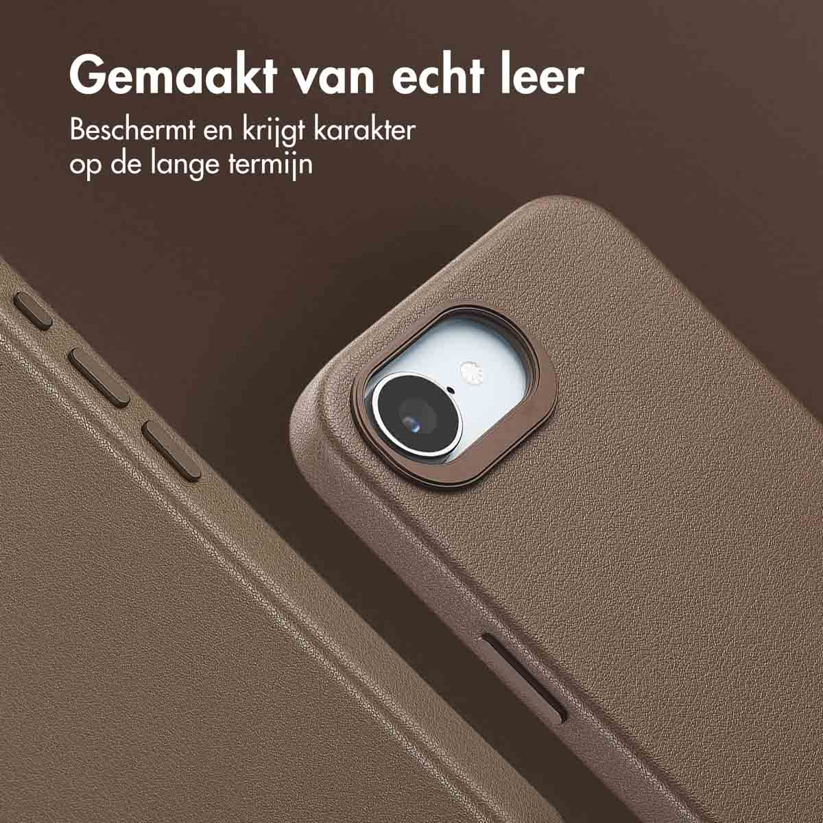 Close-up van bruine leren telefoonhoes. Tekst: Gemaakt van echt leer. Beschermt en krijgt karakter na verloop van tijd.