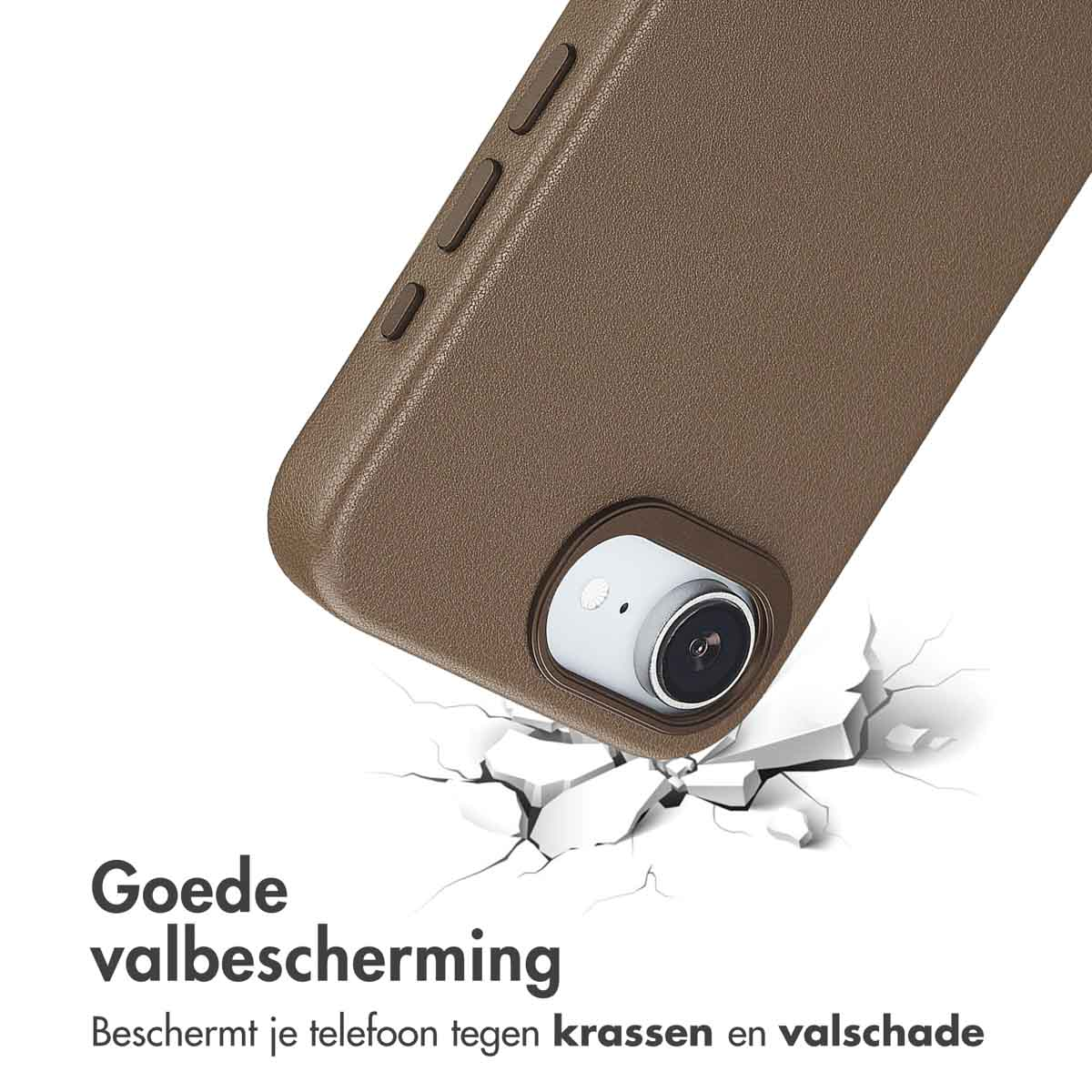 Een bruine telefoonhoes beschermt een telefoon. Scheuren in de grond tonen impactbestendigheid, met Nederlandse tekst, 'goede valbescherming'.