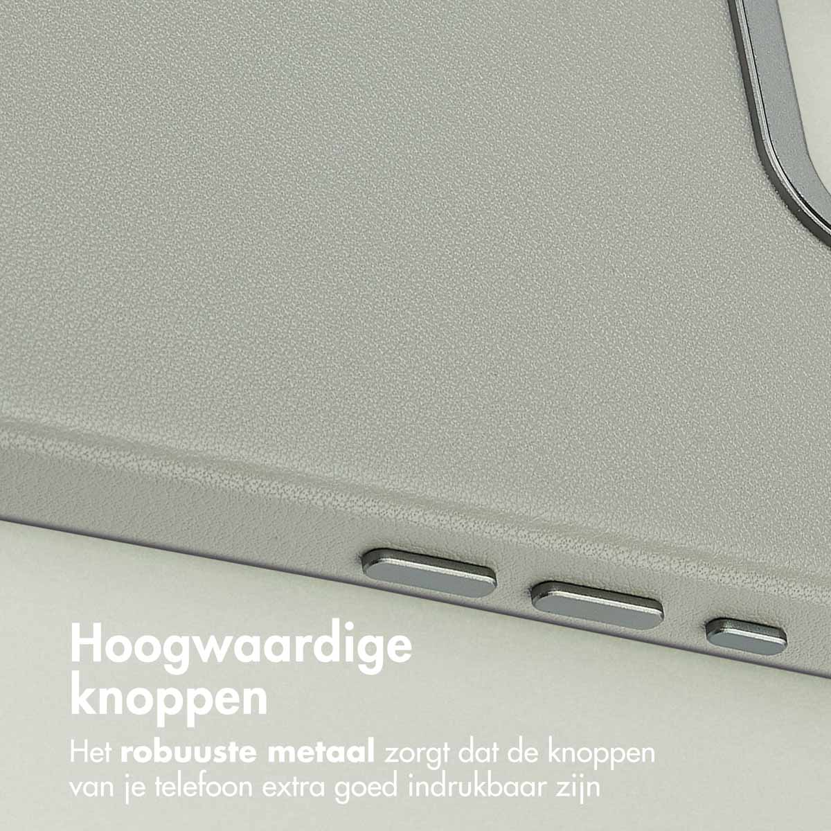 Gros plan sur une coque de téléphone avec trois boutons argentés. L'étui est gris clair et a une surface texturée.