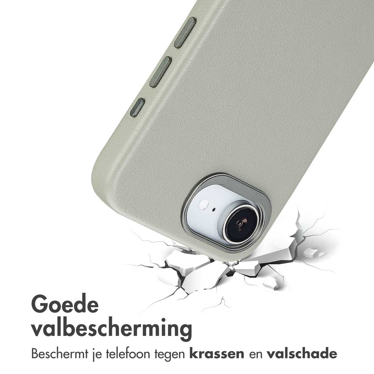 Coque de téléphone gris clair, avec détails de caméra et boutons visibles. Fissures d'impact au sol. Texte sur la protection.