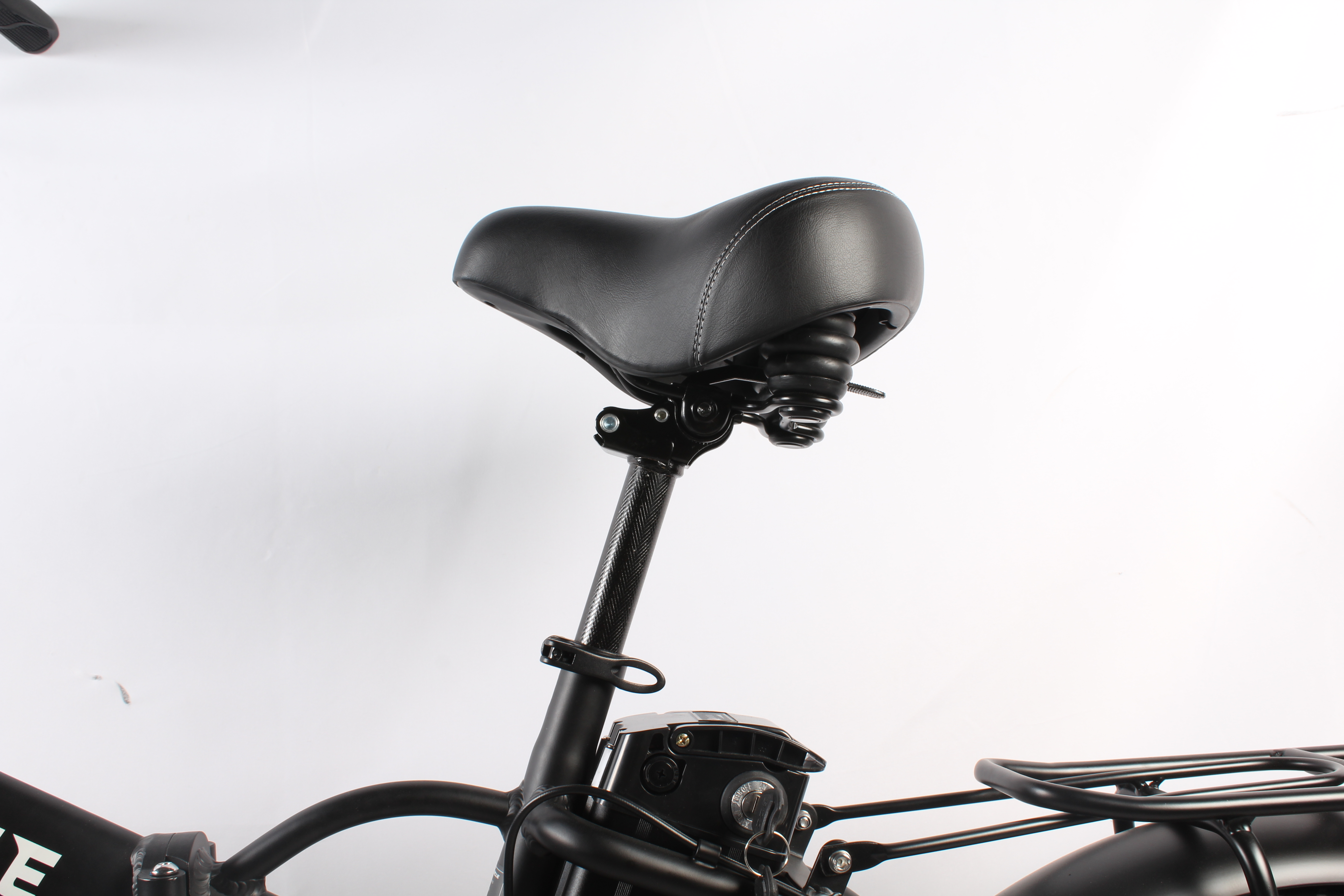 Una sella nera per bicicletta con cuciture bianche è montata su un telaio nero. Lo sfondo è bianco.