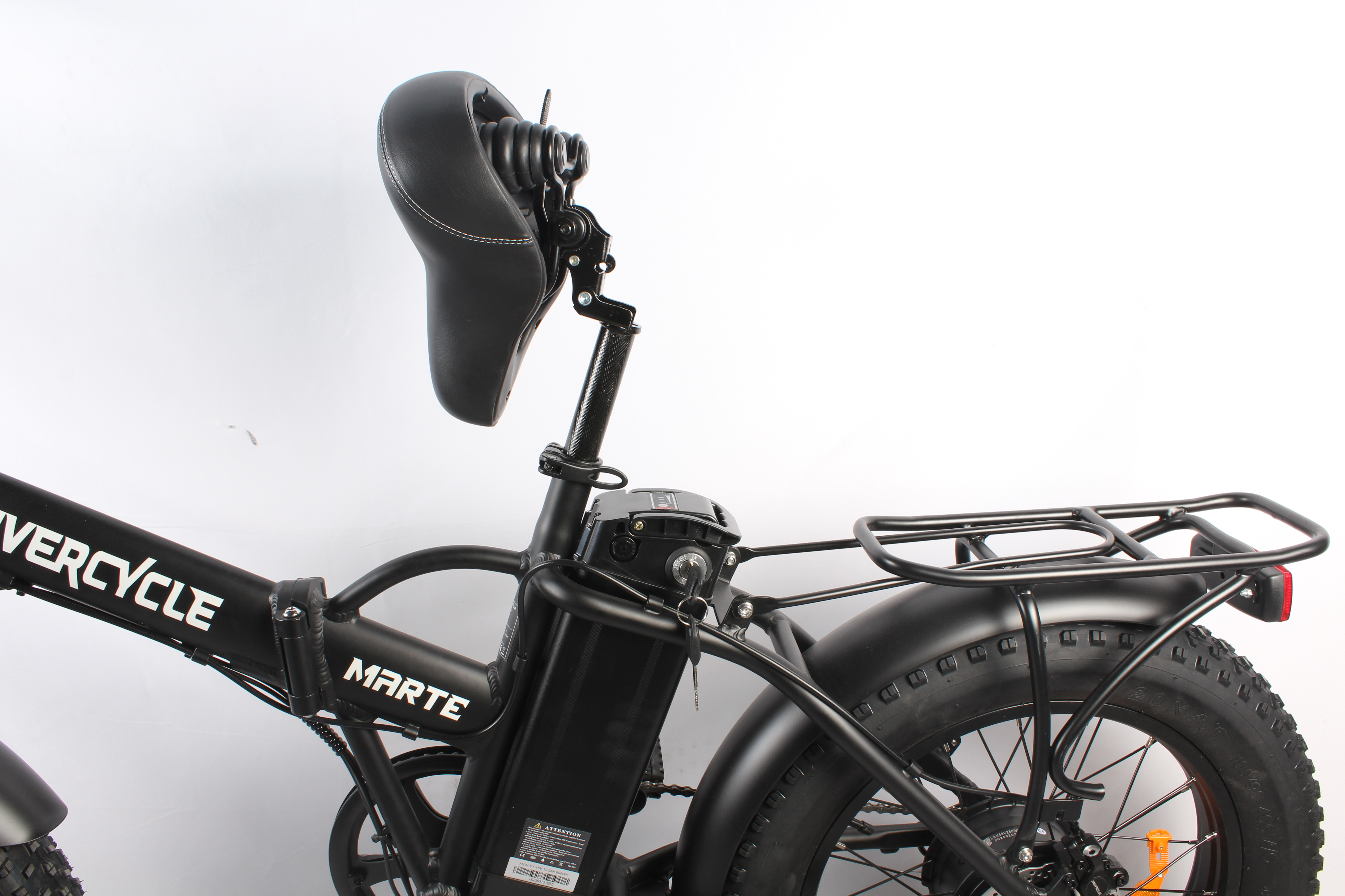 Bicicletta elettrica nera con sella nera. Ha un portapacchi posteriore. Il marchio è 'Overcycle Marte'.