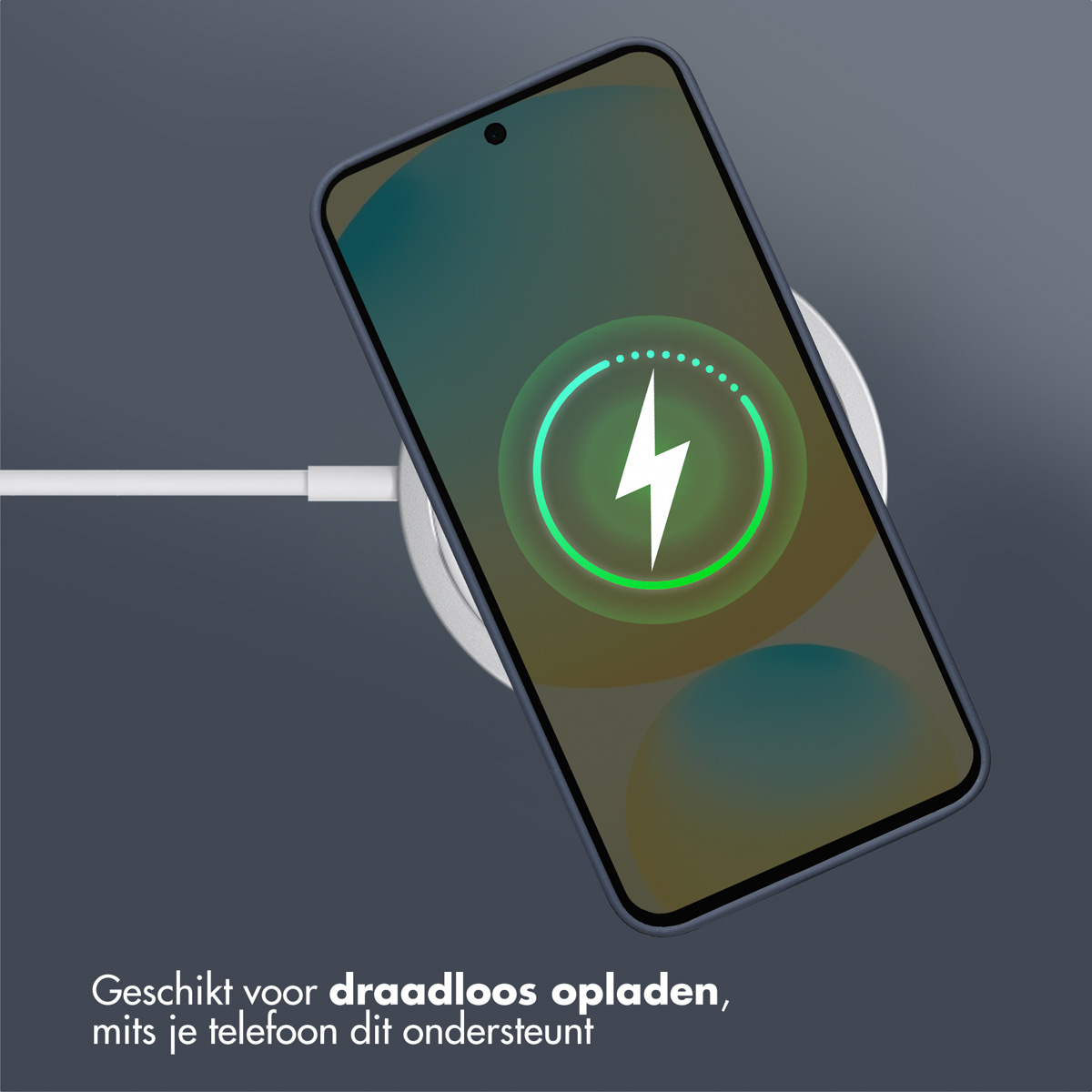 Un téléphone se charge sans fil. L'écran affiche un symbole de chargement. Le téléphone est sur un socle de chargement blanc, avec un câble blanc.