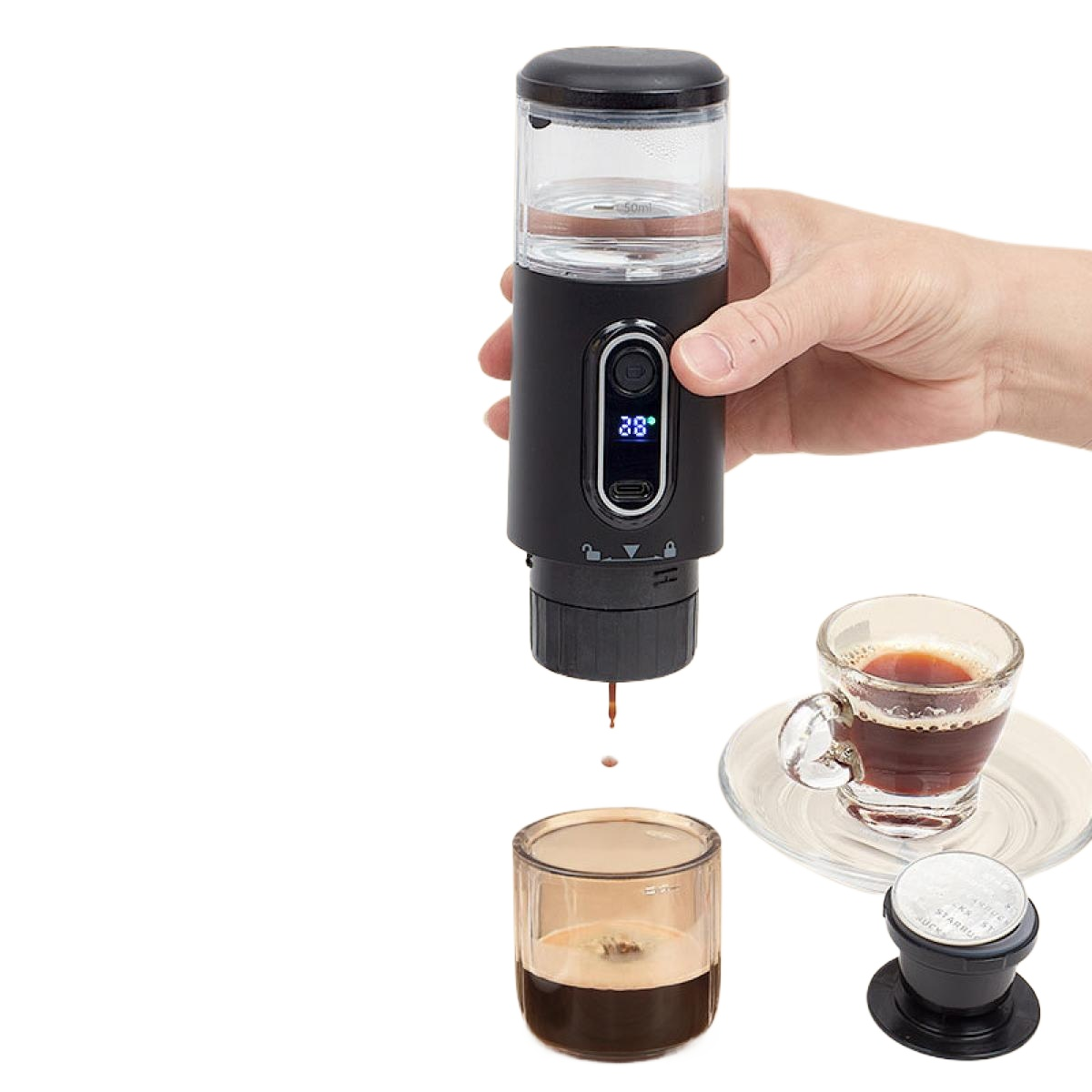 Eine Hand hält einen schwarzen Espressobereiter. Kaffee tropft in ein Glas. Eine Tasse Espresso und eine Kaffeepad sind rechts.