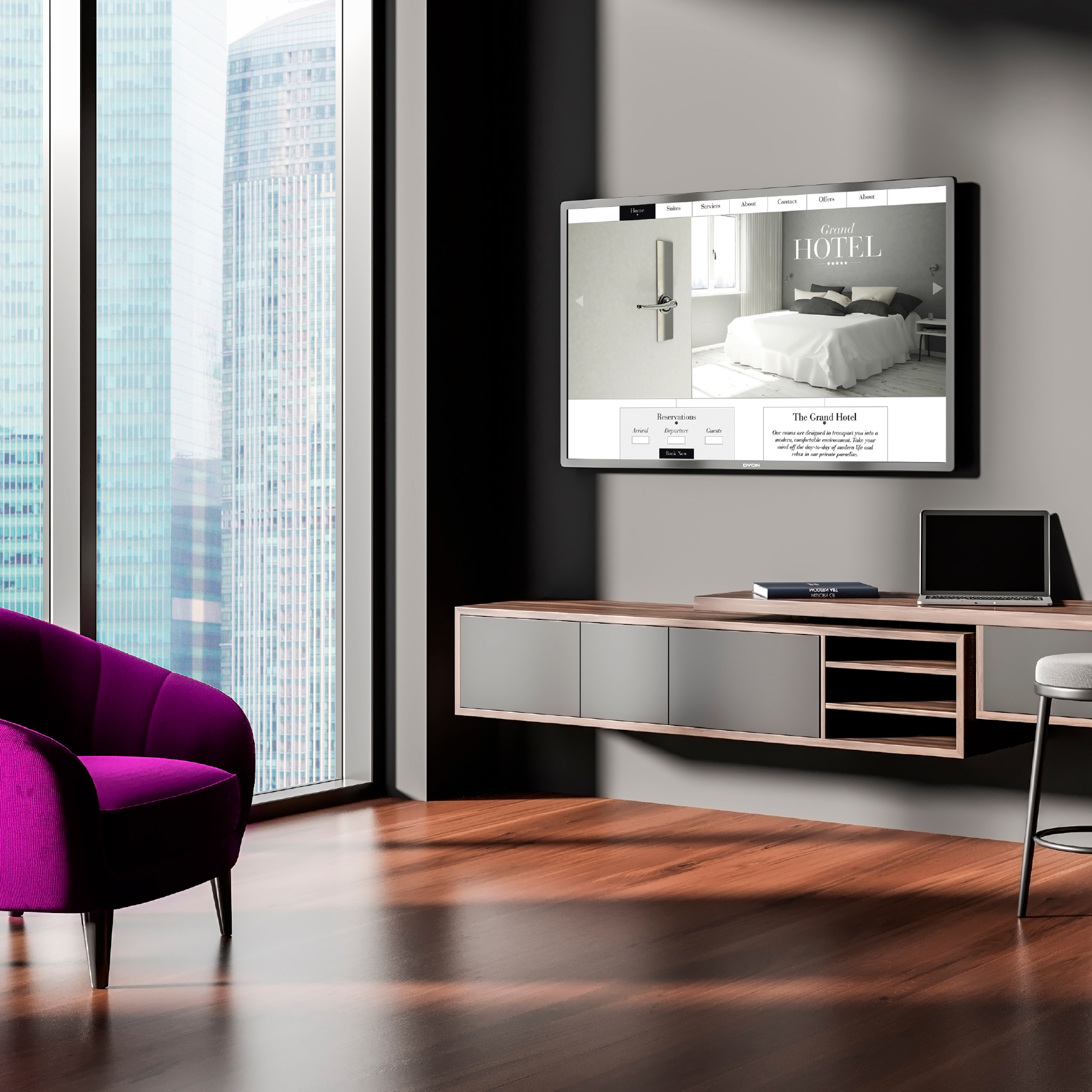 Nowoczesny pokój z fioletowym krzesłem, telewizorem z witryną hotelu i dużym oknem z widokiem na budynki.