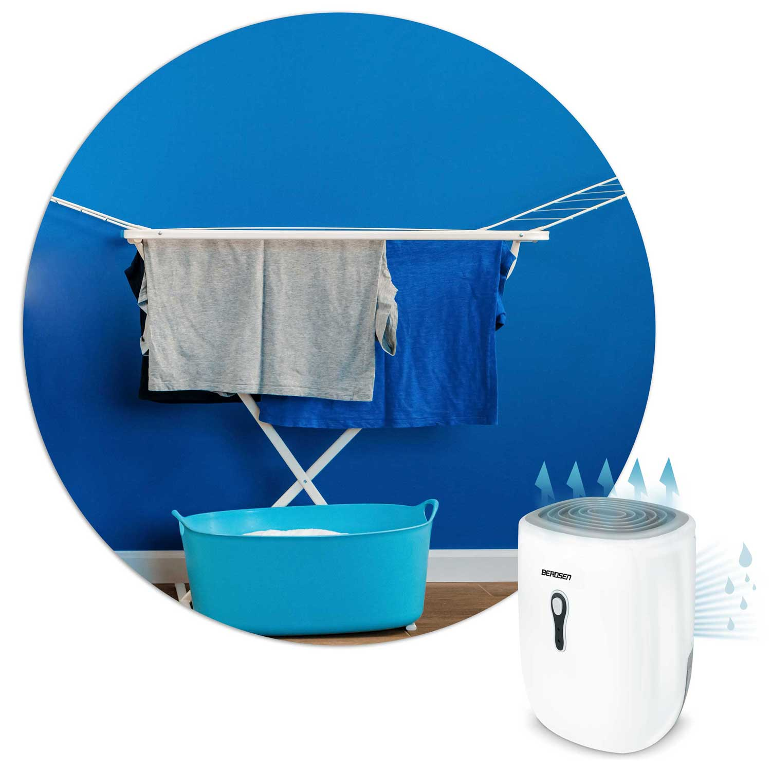 Ubrania wiszą na wieszaku na niebieskiej ścianie. Osuszacz powietrza stoi obok niebieskiej wanny. Scena jest obramowana niebieskim okręgiem.