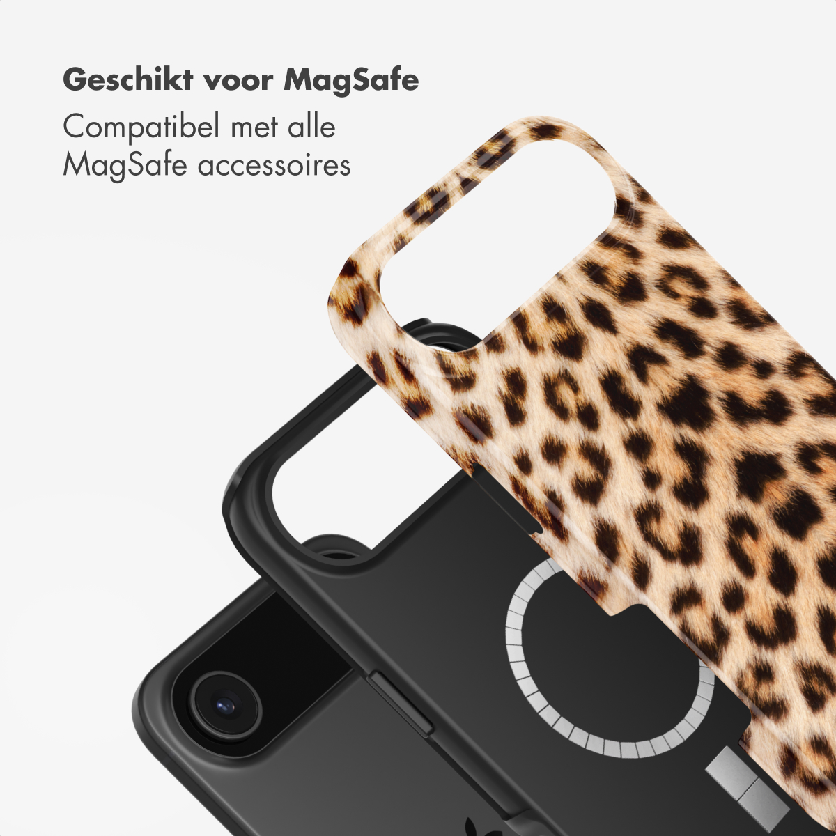 Een zwarte telefoonhoes met luipaardprint, compatibel met MagSafe-accessoires, op een witte achtergrond.
