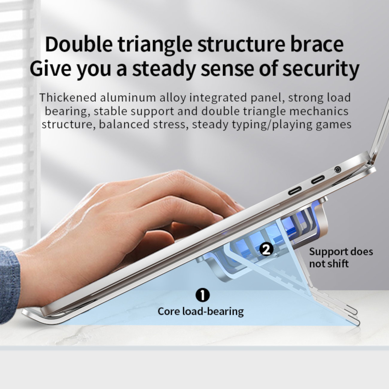 Eine Hand benutzt einen Laptop auf einem Ständer. Der Ständer hat eine Doppel-Dreiecks-Struktur für Stabilität.
