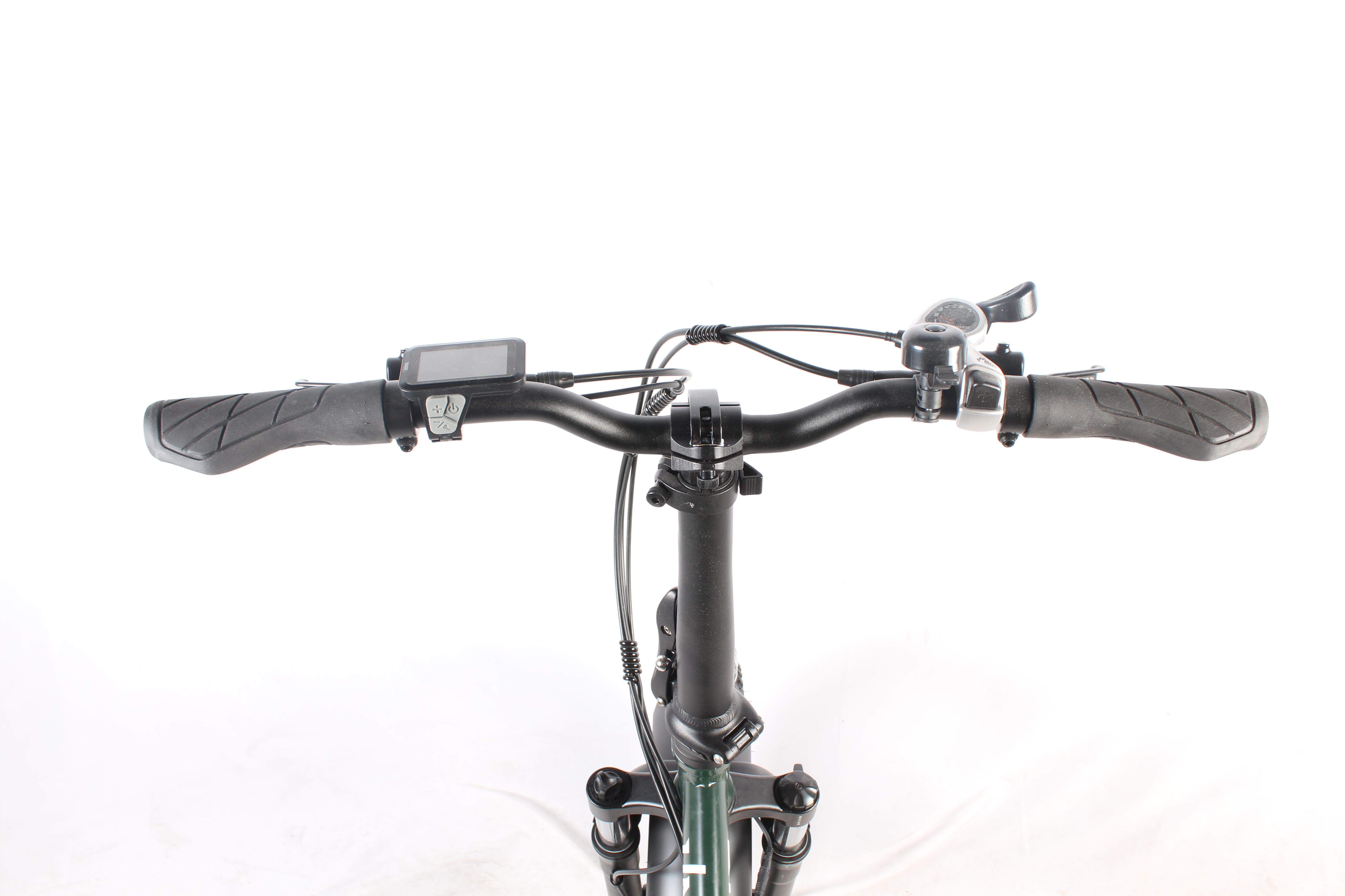 Primo piano di un manubrio di bicicletta. Ha un display, un campanello e manopole nere. Lo sfondo è bianco.
