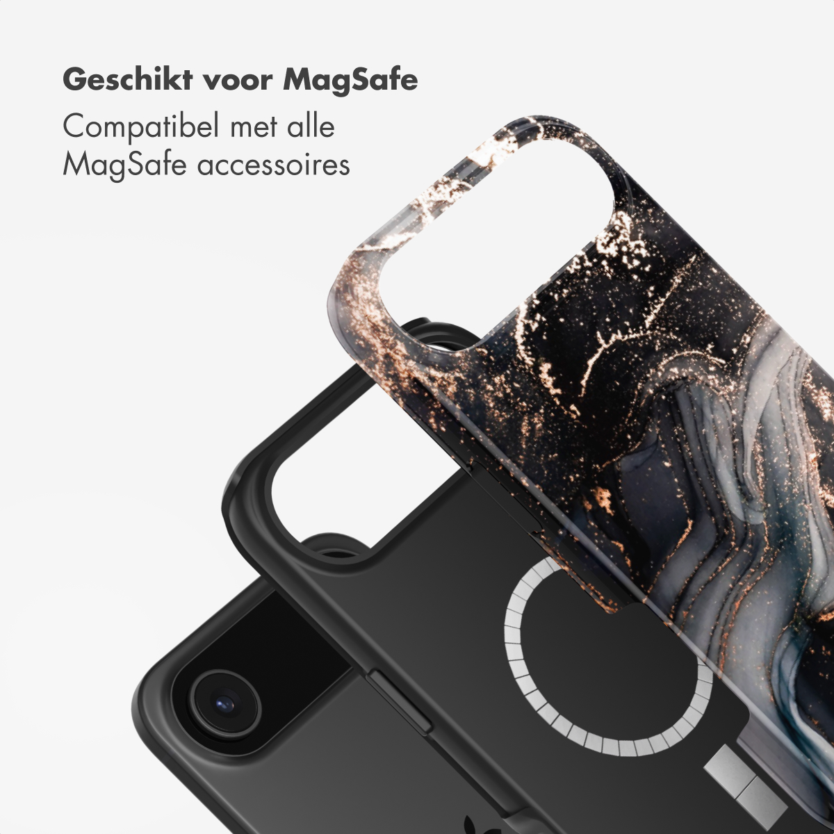 Une coque de téléphone noire avec un motif marbré est montrée. La coque est partiellement ouverte, révélant un téléphone avec un anneau MagSafe.