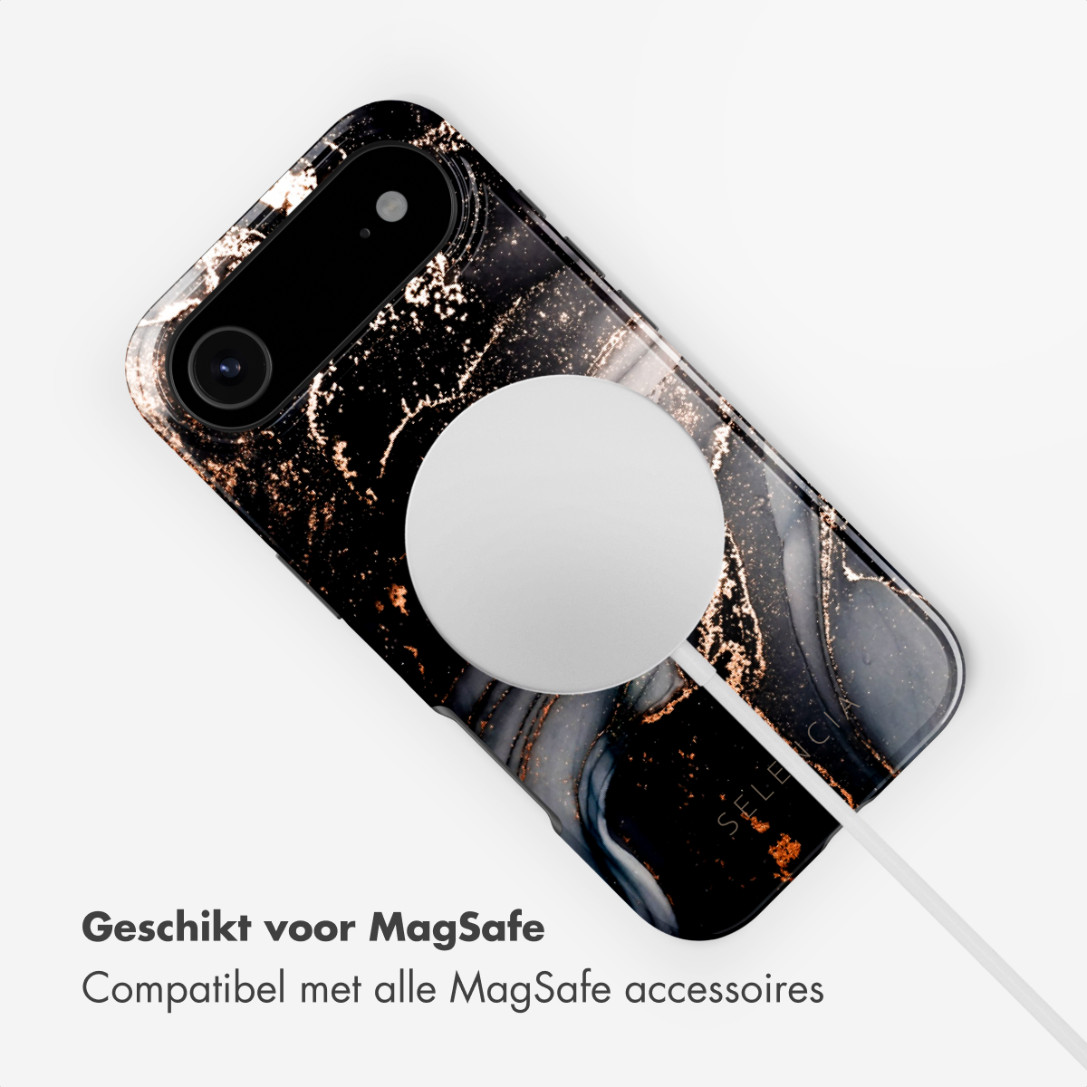 Coque de téléphone noire avec veines dorées. Chargeur MagSafe blanc attaché. Texte : 'Convient pour MagSafe'. Fond blanc.
