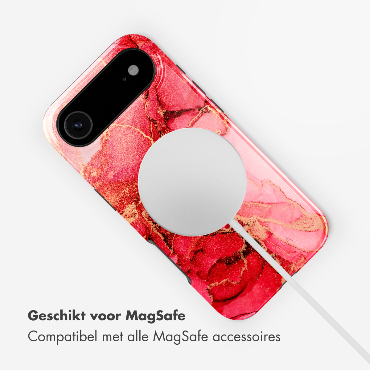 Een telefoonhoesje met een rood en goud marmerontwerp. Een witte MagSafe-oplader is bevestigd. Tekst onderaan: 'Geschikt voor MagSafe'.