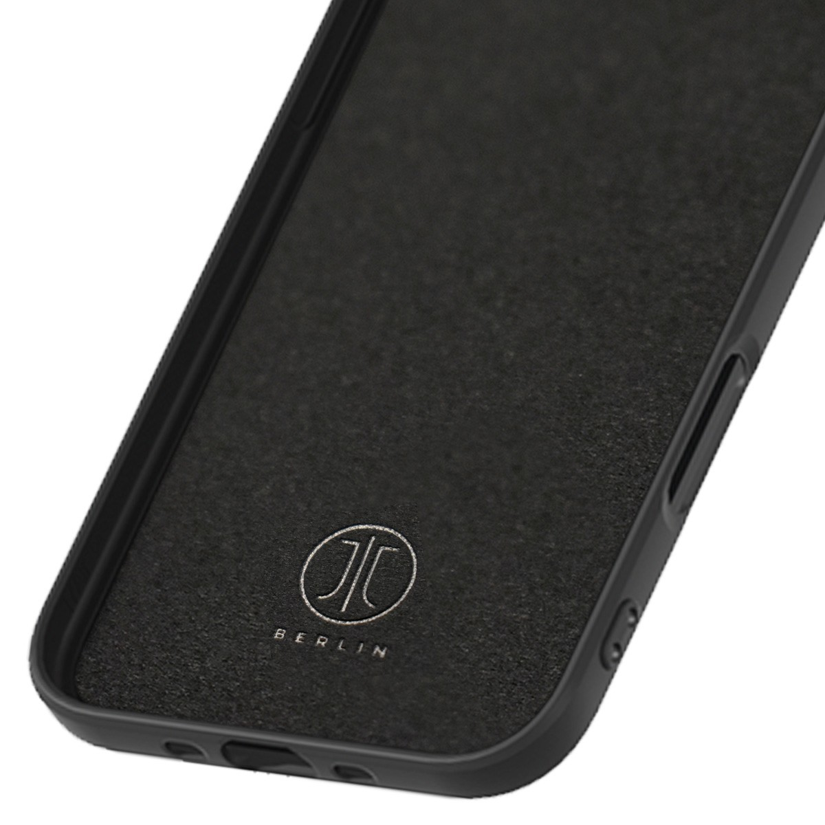 Gros plan d'une coque de téléphone noire avec le logo Berlin. L'intérieur de la coque a une surface texturée. Les bords sont lisses et arrondis.