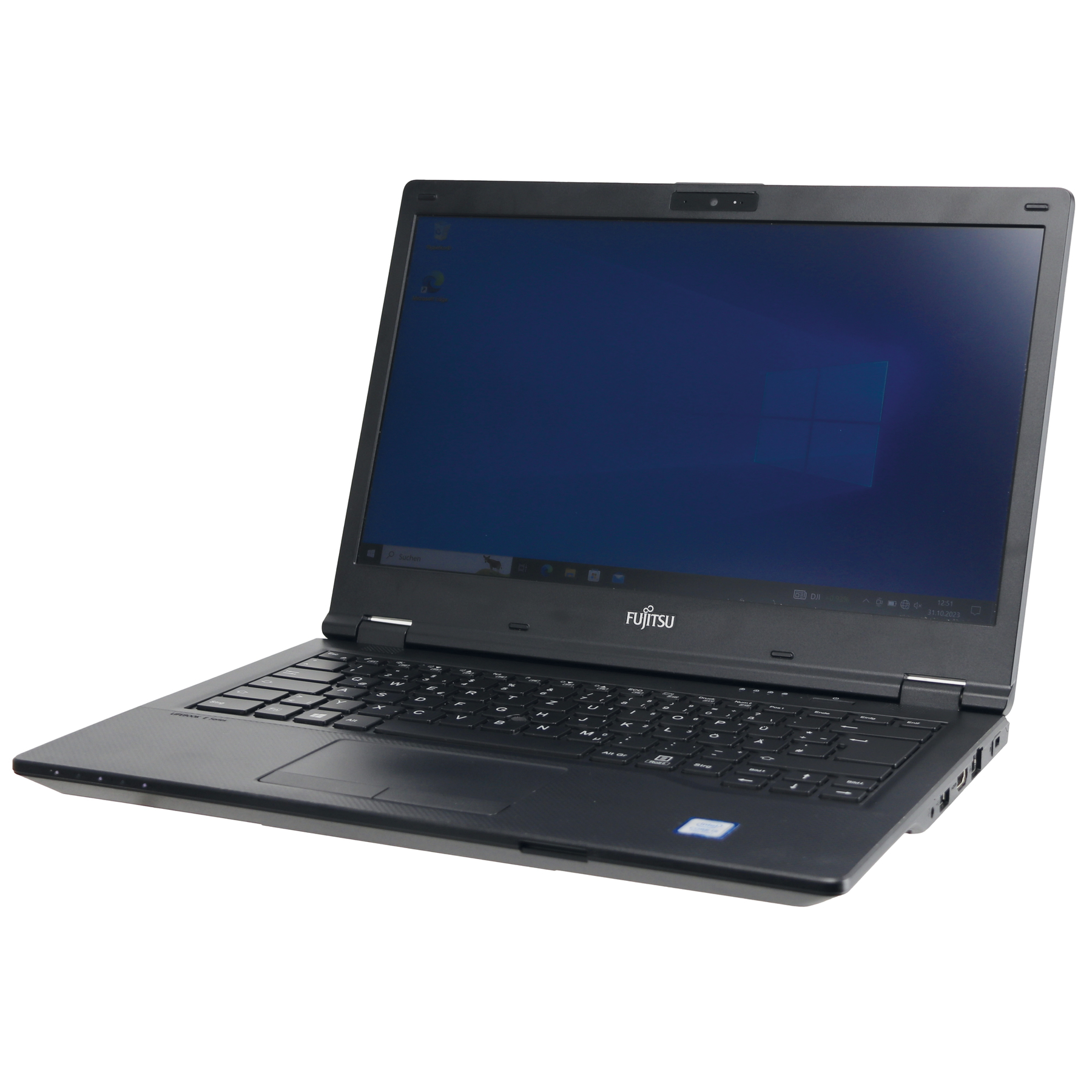 Portatile Fujitsu nero aperto su sfondo bianco. Lo schermo mostra Windows. Tastiera visibile. Il portatile è leggermente angolato.
