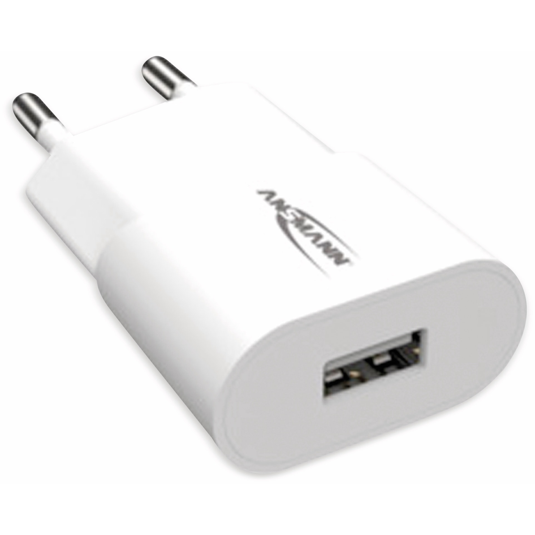 Ein weißes Ansmann USB-Ladegerät mit zwei silbernen Stiften und einem USB-Anschluss auf der Vorderseite. Der Hintergrund ist weiß.