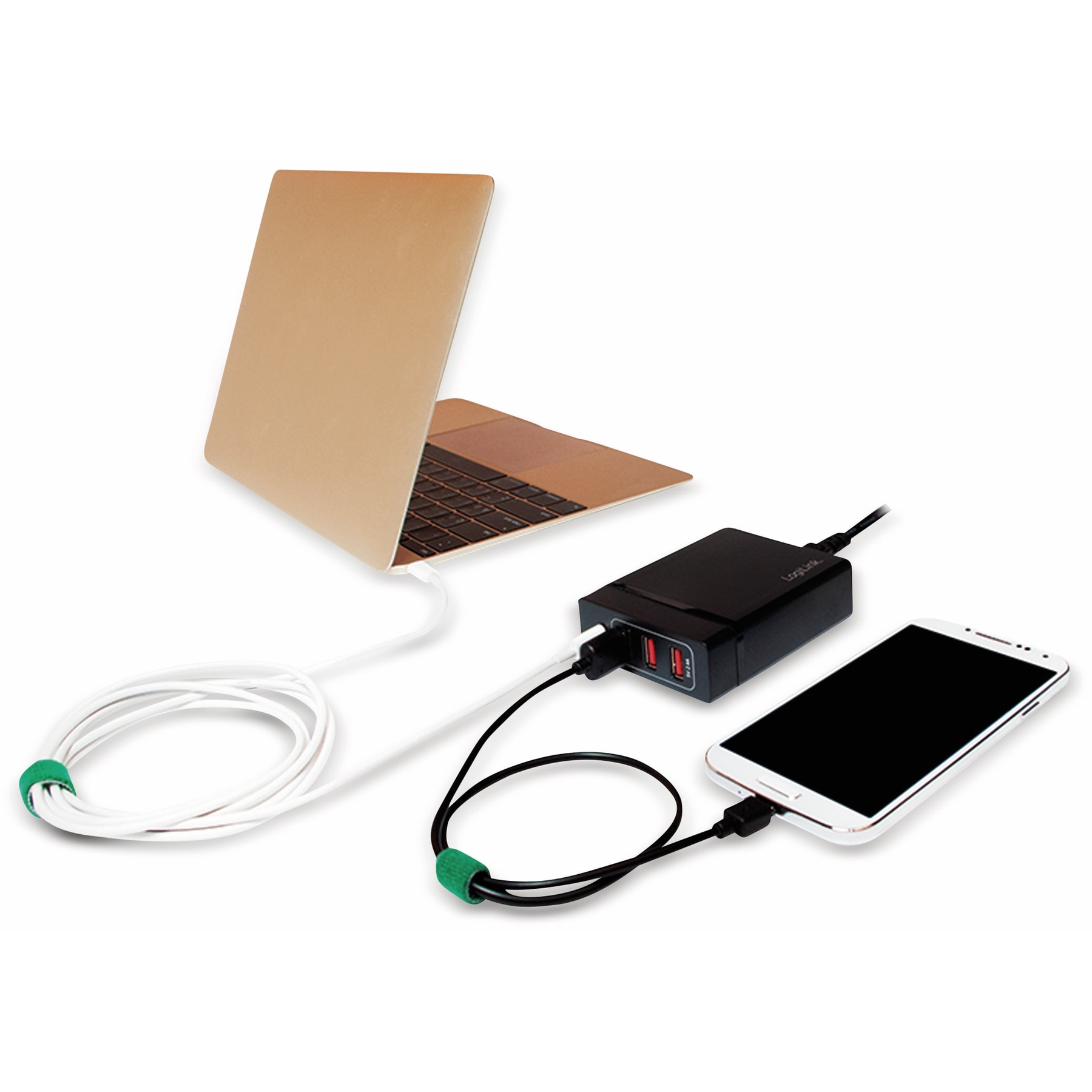 Ein Laptop, ein Smartphone und ein Ladegerät. Der Laptop ist mit dem Ladegerät verbunden. Das Telefon ist ebenfalls verbunden. Grüne Kabelbinder sichern die Kabel.