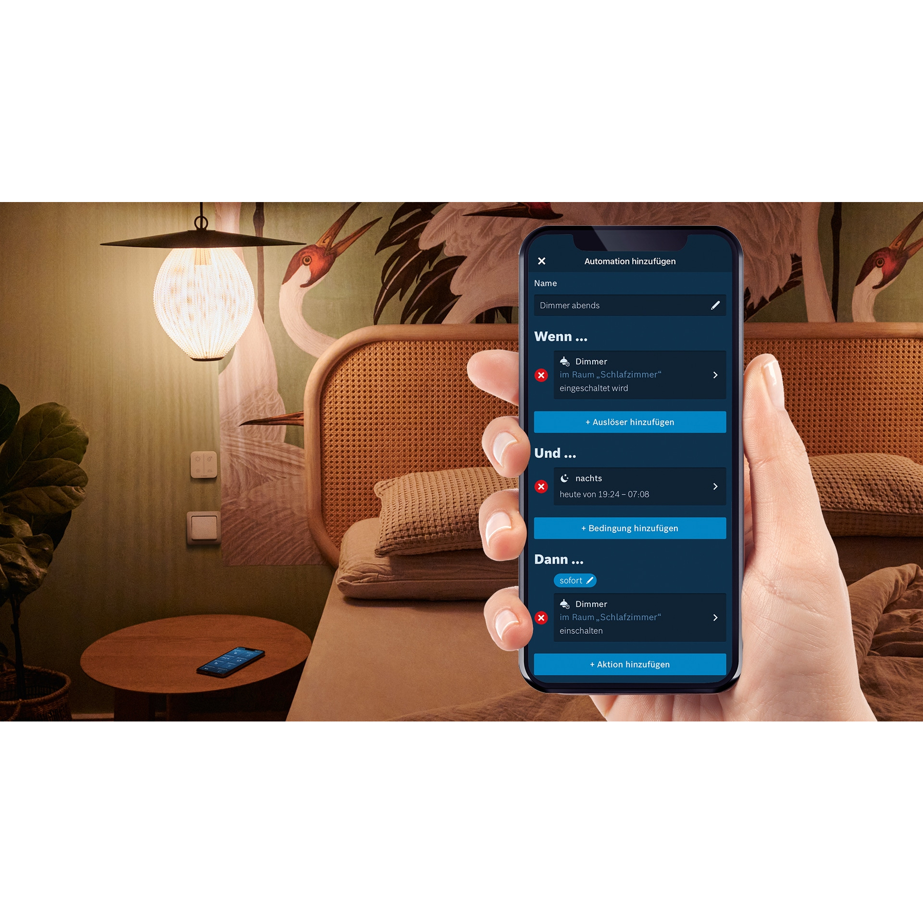 Eine Hand hält ein Telefon mit Smart-Home-Einstellungen. Im Hintergrund ein Bett, eine Lampe und Wandkunst.