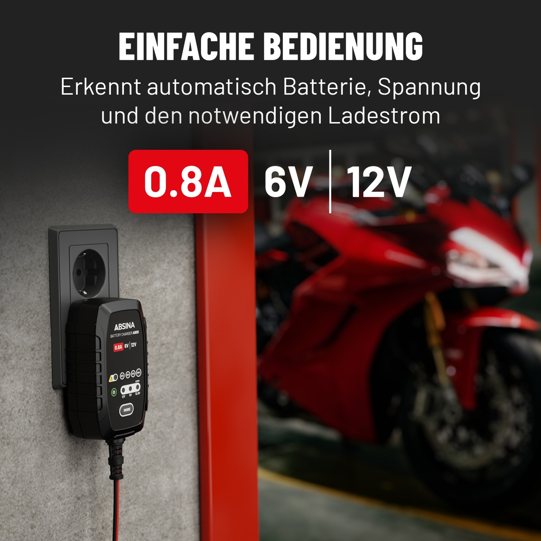 Ein schwarzes Batterieladegerät ist an eine Steckdose angeschlossen. Rotes Motorrad im Hintergrund verschwommen. Text enthält Spannung und Stromstärke.