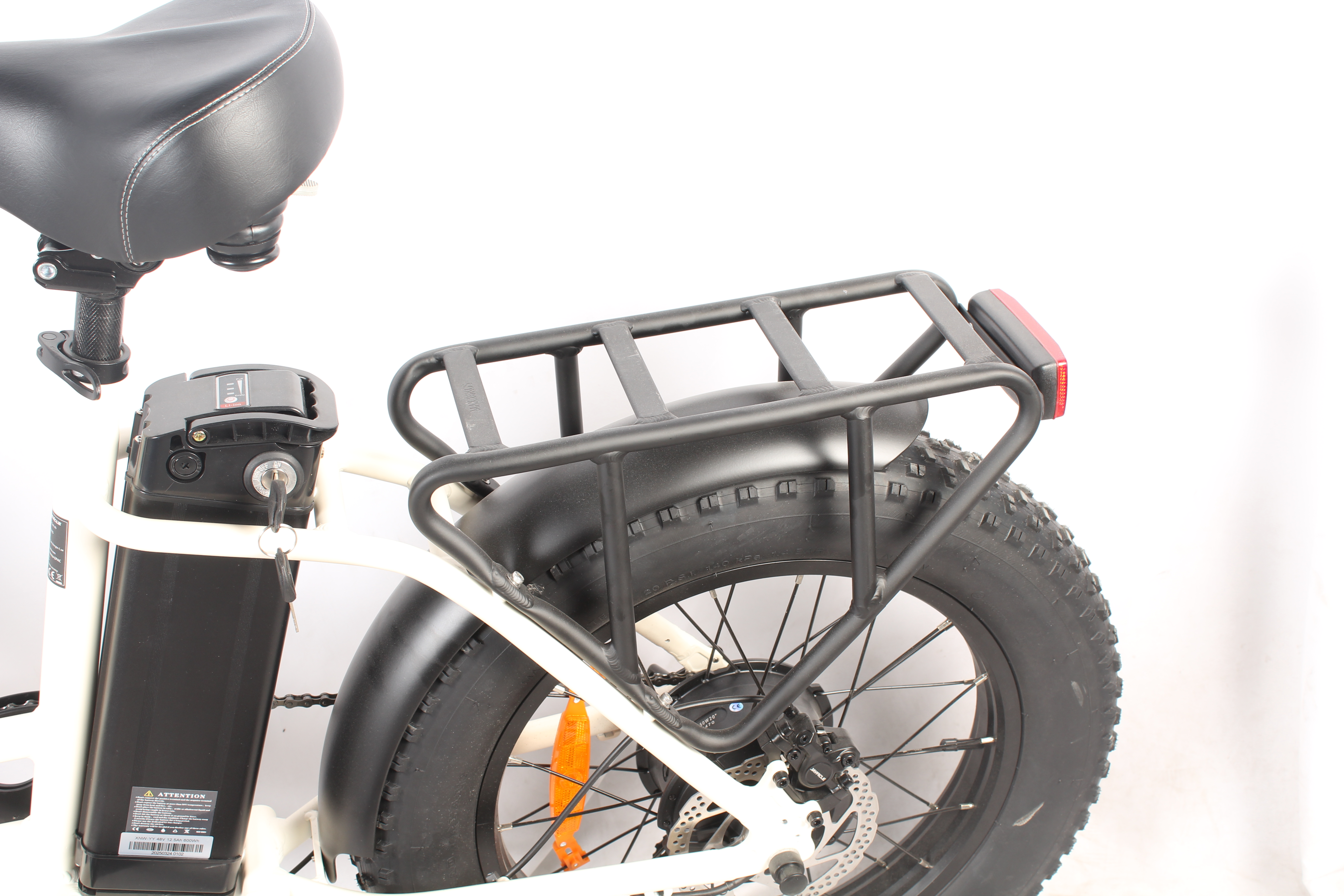 Bicicletta elettrica nera con sella, portapacchi, pneumatico e batteria neri. Telaio e sfondo bianchi. Catadiottro arancione.