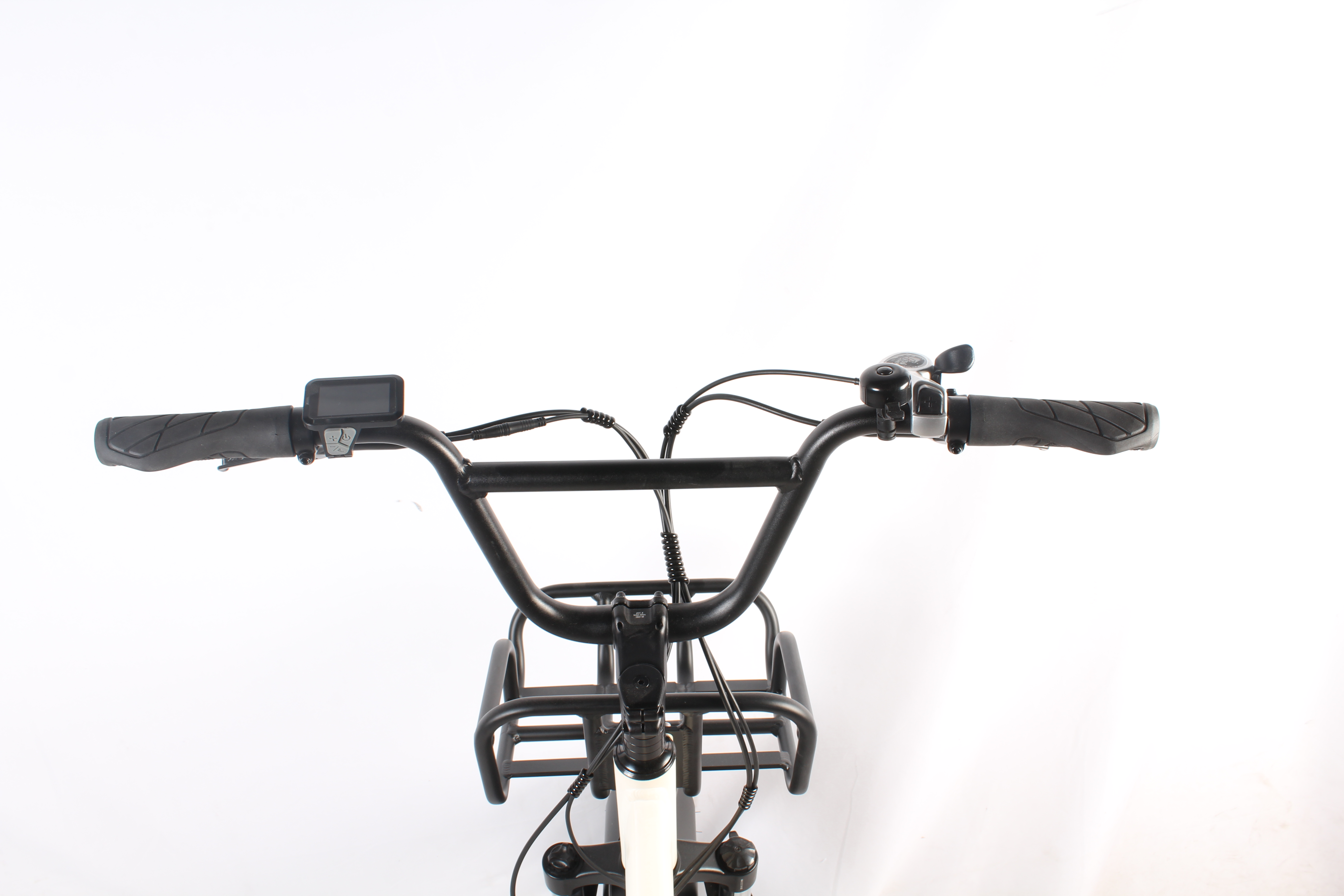 Un manubrio di bicicletta con telaio nero e display nero. Lo sfondo è bianco.