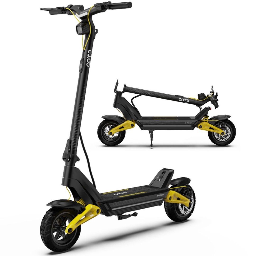 Trzy hulajnogi elektryczne. Czarne i żółte, jedna pionowo, dwie złożone. Jedna na ziemi, dwie w tle.