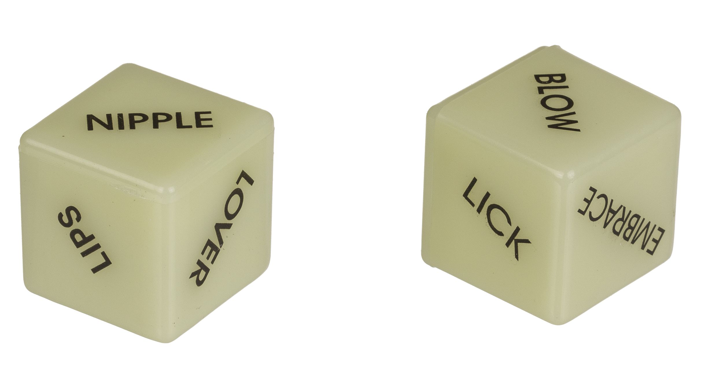 Zwei elfenbeinfarbene Würfel auf weißem Hintergrund. Einer zeigt 'NIPPLE', 'LIPS', 'LOVER'. Der andere: 'BLOW', 'LICK', 'EMBRACE'.