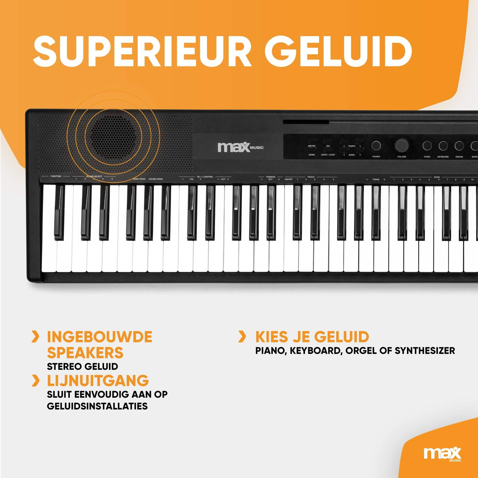 Een zwart Max Music keyboard met witte toetsen. Tekst: Superieur Geluid. Functies: luidsprekers en diverse geluidsopties.