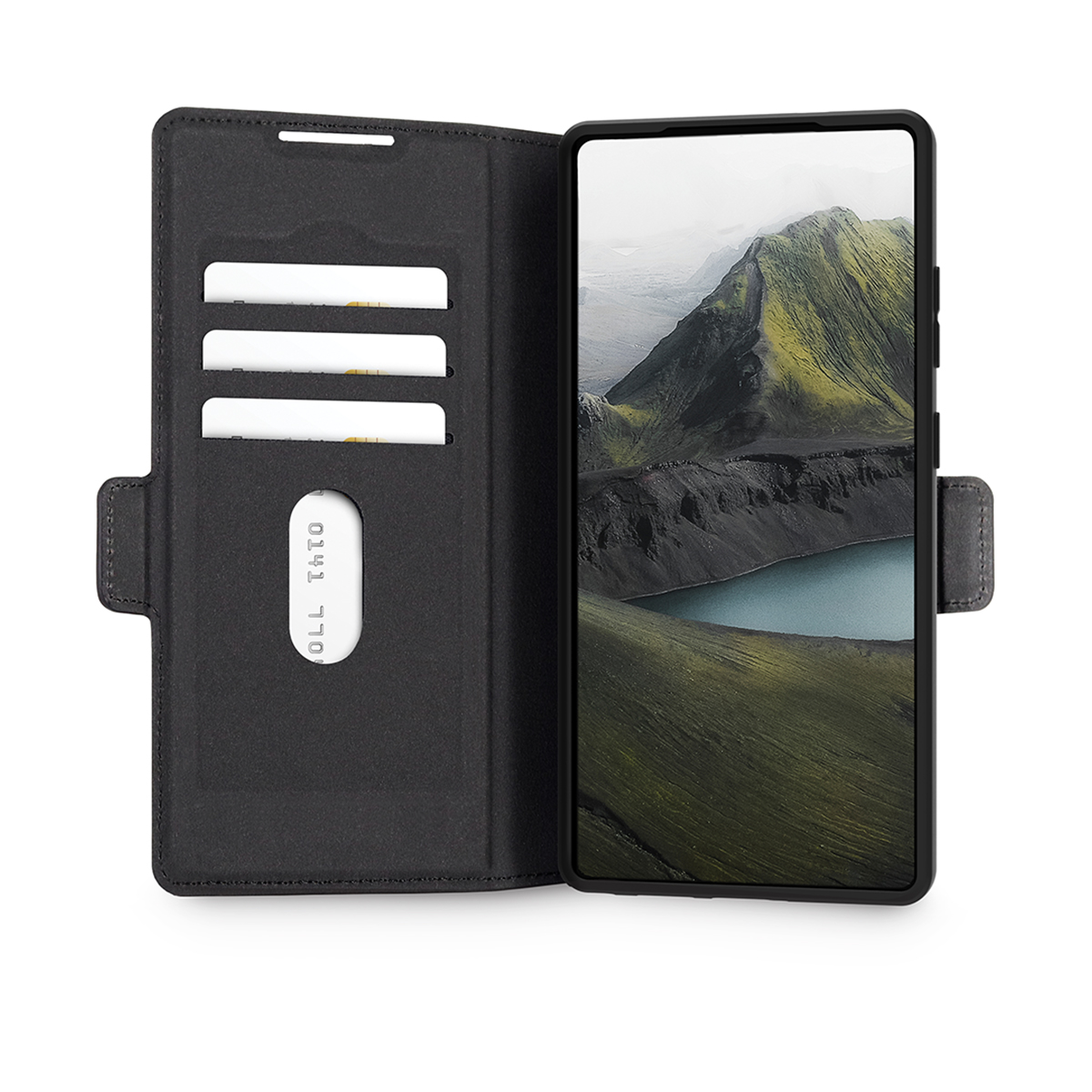 Eine schwarze Handyhülle mit einem Handy, das eine Landschaft zeigt. Die Hülle hat Kartenfächer und eine Klappe.