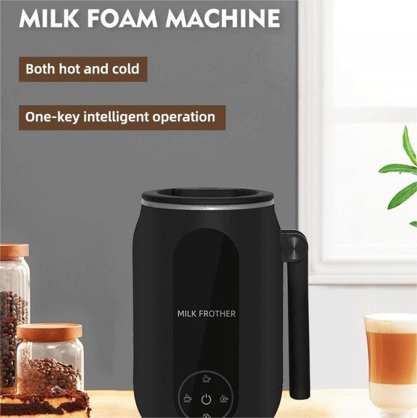 Ein schwarzer Milchaufschäumer mit Text: Milk Frother. Beinhaltet ein Glas Getränk, Gläser mit Kaffeebohnen und Kuchen.