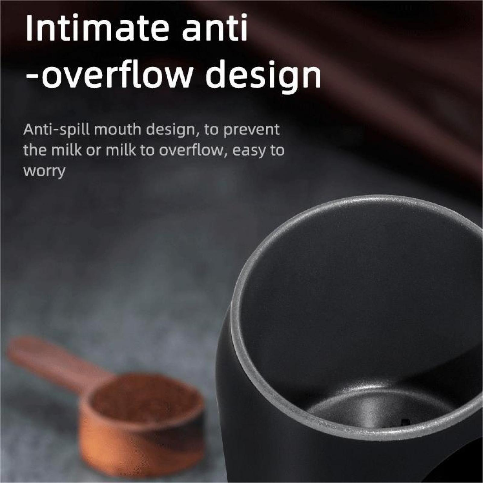 Eine schwarze Tasse mit silbernem Rand, ein Holzschöpfer mit Kaffeepulver und Text über Anti-Überlauf-Design.