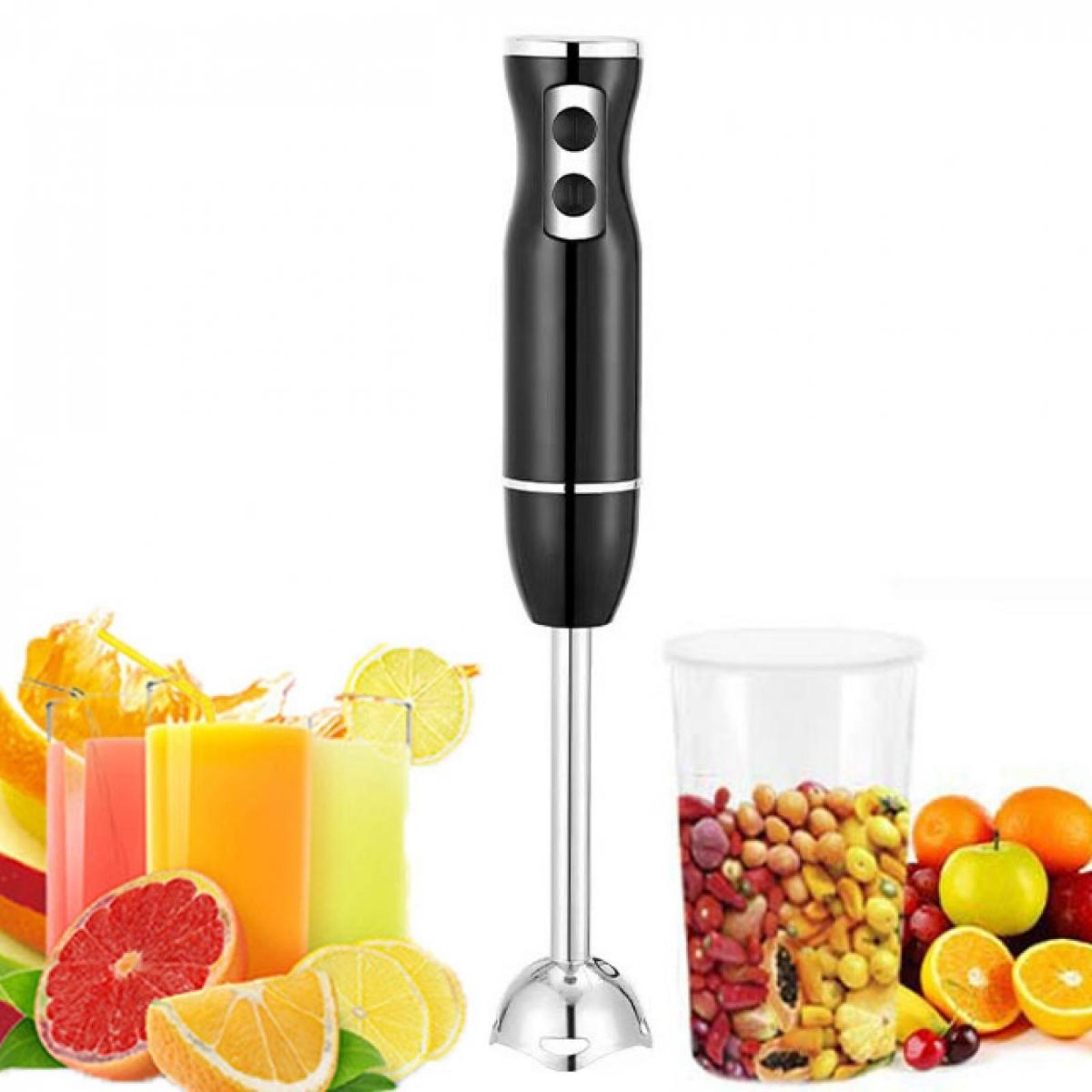 Schwarzer und silberner Stabmixer. Auf der linken Seite Früchte und Saftgläser, rechts ein Behälter mit Obst und Gemüse.