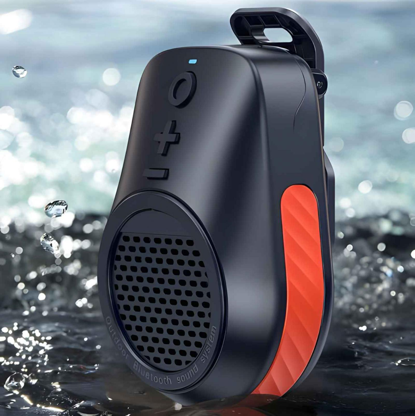 Schwarzer und orangefarbener wasserdichter Lautsprecher im Wasser. Er hat Knöpfe und einen Griff. Wassertropfen sind sichtbar.