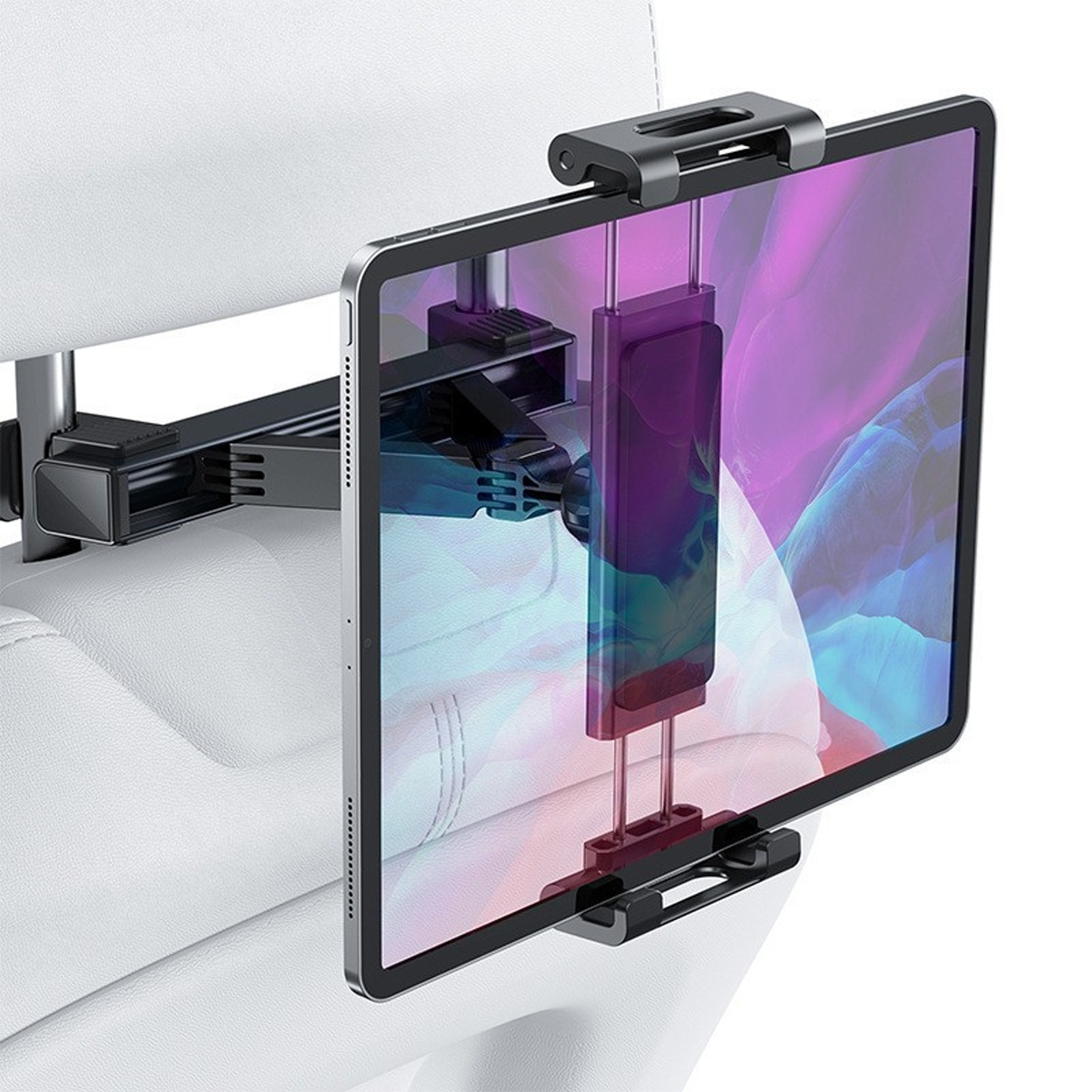 Tablethalterung an einem Autositz befestigt. Das Tablet zeigt einen lila Bildschirm. Der Halter ist schwarz und der Sitz weiß.