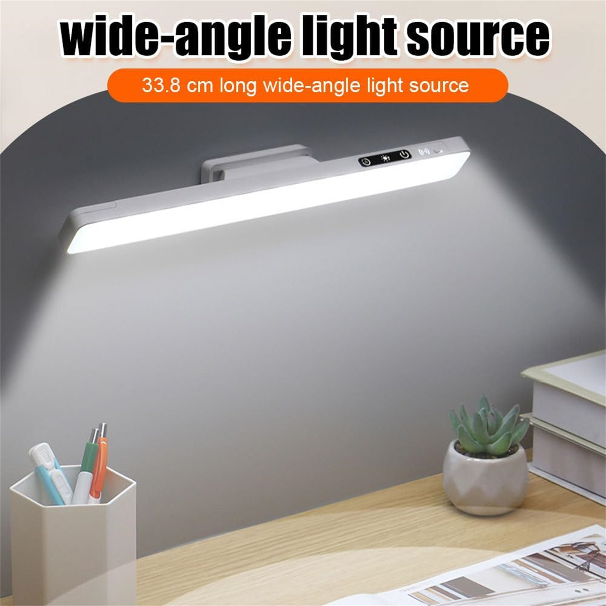 Eine beleuchtete Schreibtischlampe mit Lichtstrahl, Stiften in einem Halter, einer kleinen Pflanze und Büchern auf einem Holzschreibtisch.
