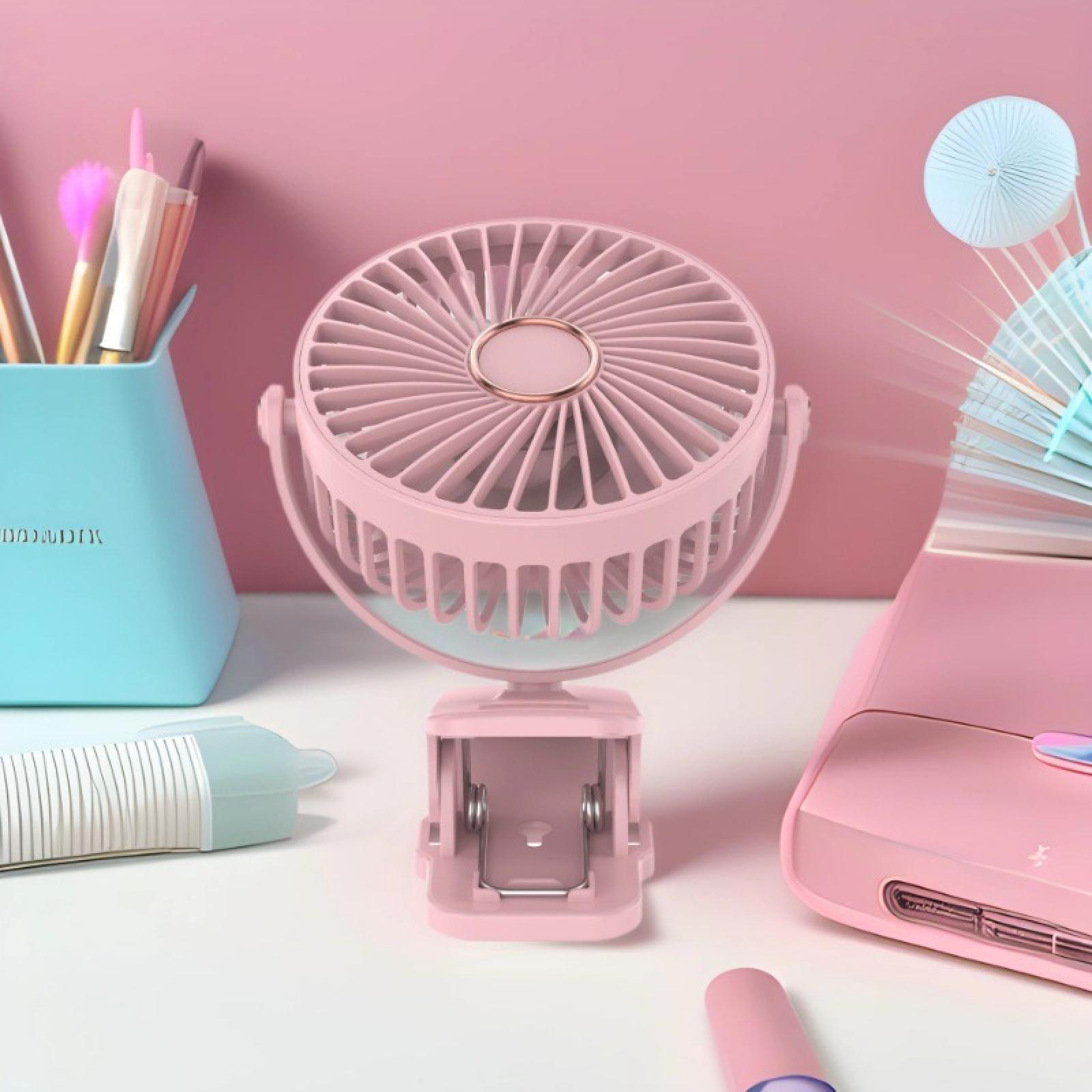 Ein rosa Tischventilator ist der Mittelpunkt. Weitere Artikel sind Make-up-Pinsel, ein rosa Gehäuse und ein offener Mini-Ventilator.
