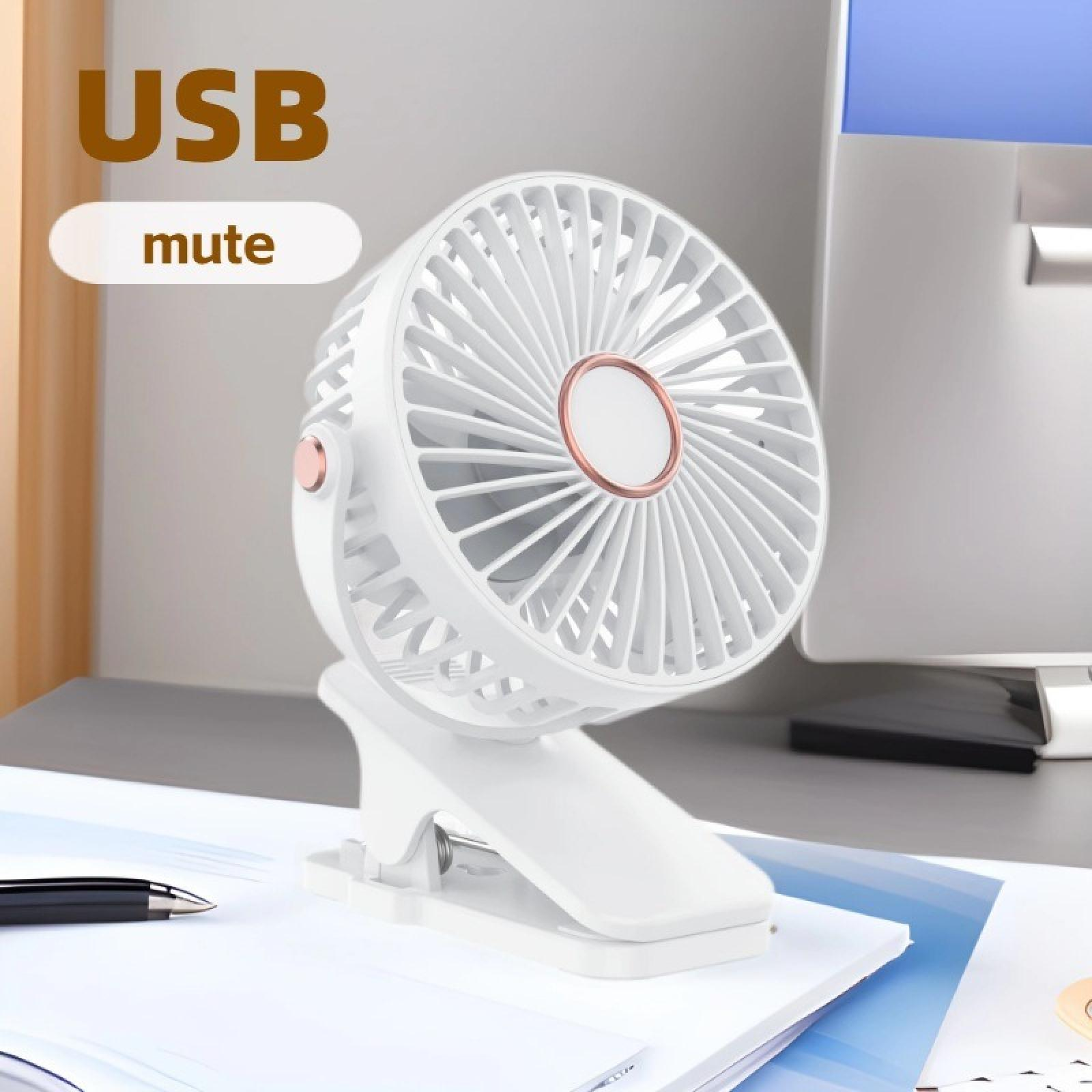 Ein weißer USB-Mute-Lüfter mit Clip auf einem Schreibtisch mit Papieren und einem Stift. Im Hintergrund steht ein Computer.
