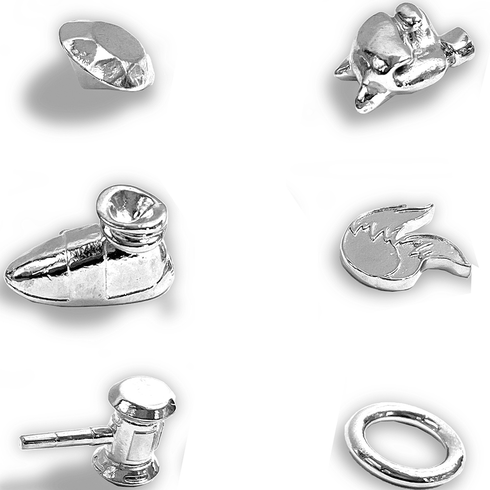 Sechs silberne Spielsteine: ein Diamant, ein Hund, ein Schuh, ein Fuchsschwanz, ein Hammer und ein Ring, auf weißem Hintergrund.