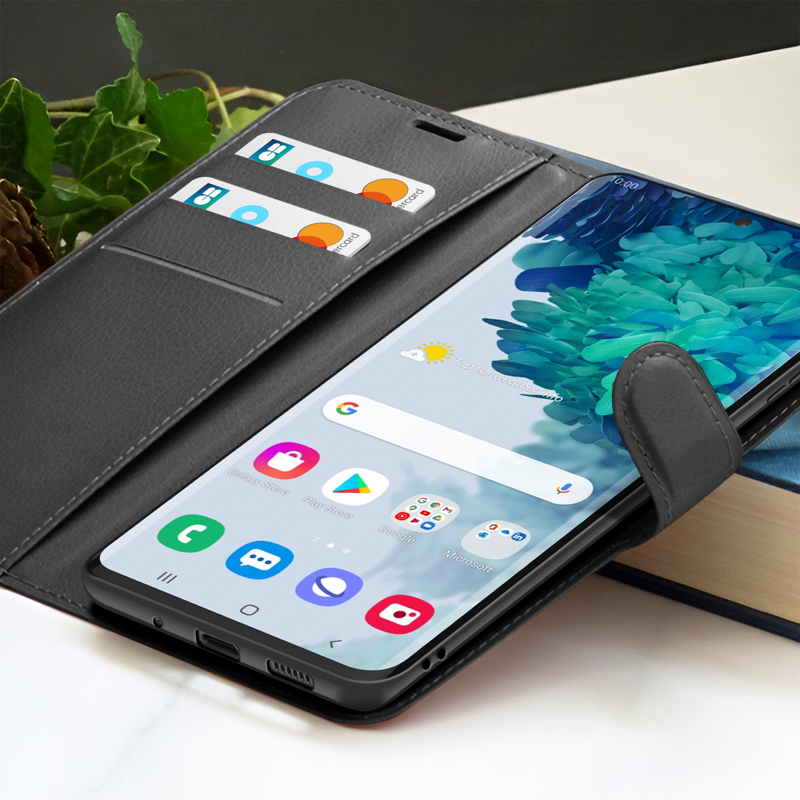 Een smartphone zit in een grijze portemonnee. Twee creditcards zitten erin. Het scherm toont apps en de tijd.